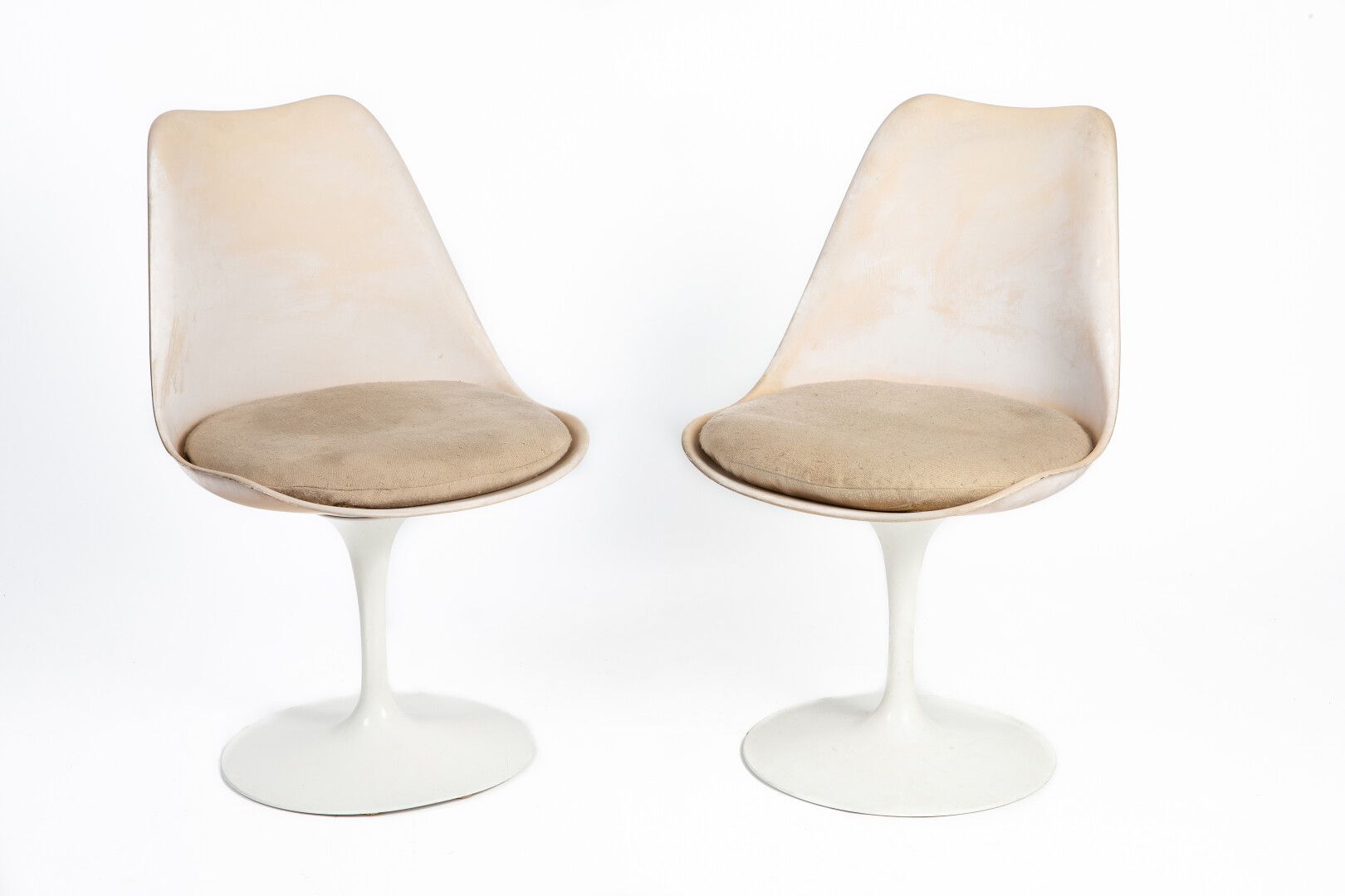 Null 埃罗-萨里宁（1910-1961） 设计师和克诺尔国际出版社

一对铸铝的郁金香椅子，上面覆盖着白色的Rilsan。

座椅套用米色织物覆盖。

19&hellip;