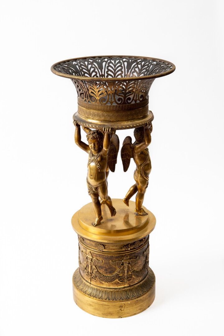 Null 皮埃尔-菲利普-托米尔（1751-1843），在品味。

一个有凹槽和镀金的青铜台面，上面装饰着一个由三个恋人支撑的镂空棕榈花篮。

后者放置在一个底&hellip;