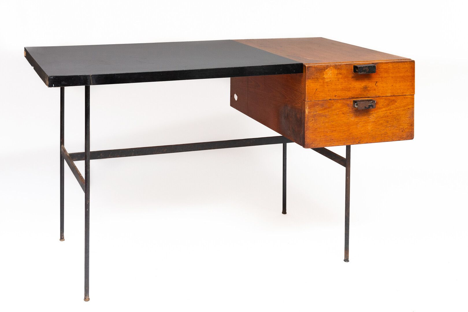 Null 皮埃尔-鲍林（1927-2009）。

CM141 "办公桌，是1953年创建的模型。

黑色三聚氰胺的长方形桌面，黑色漆面金属结构，有两个抽屉的盒子&hellip;