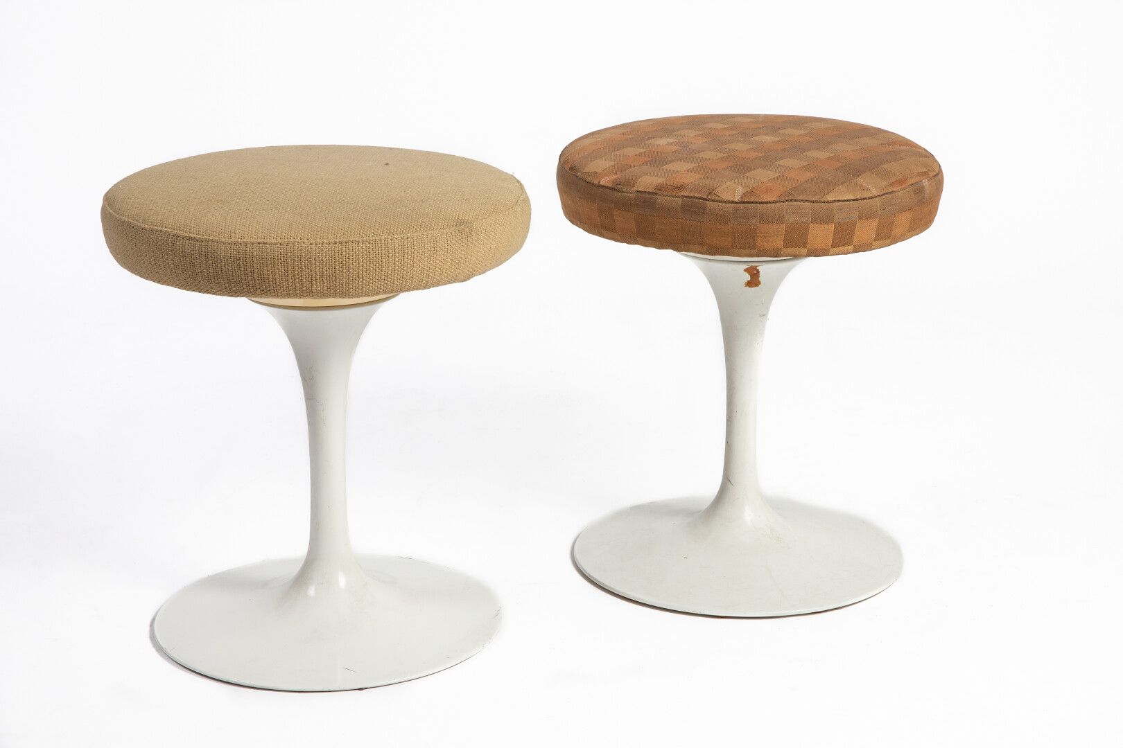 Null Eero SAARINEN (1910-1961) 设计师和KNOLL国际出版社。

两把郁金香凳子，腿是铸铝的，上面覆盖着白色Rislan。

座垫&hellip;