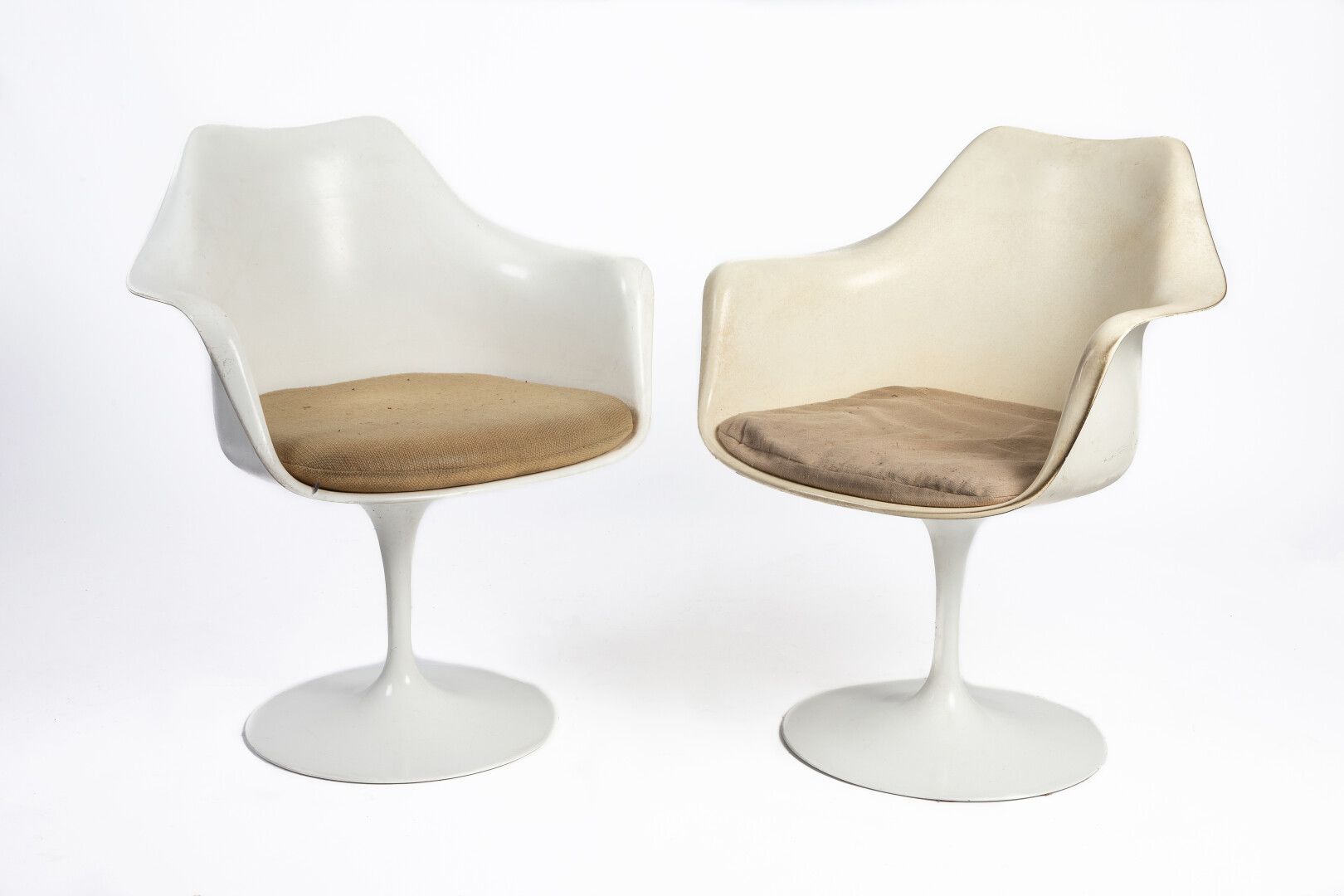 Null Eero SAARINEN (1910-1961) 设计师和KNOLL国际出版社。

一对郁金香扶手椅，腿是铸铝的，上面覆盖着白色Rislan。

白&hellip;