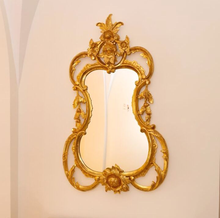 Null Miroir en bois sculpté et doré à décor ajouré de fleurs.

H_128 cm L_78 cm