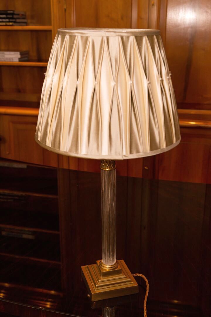 Null VAUGHAN.

Lampe à poser, modèle "Reeded Column" en verre cannelé et laiton &hellip;