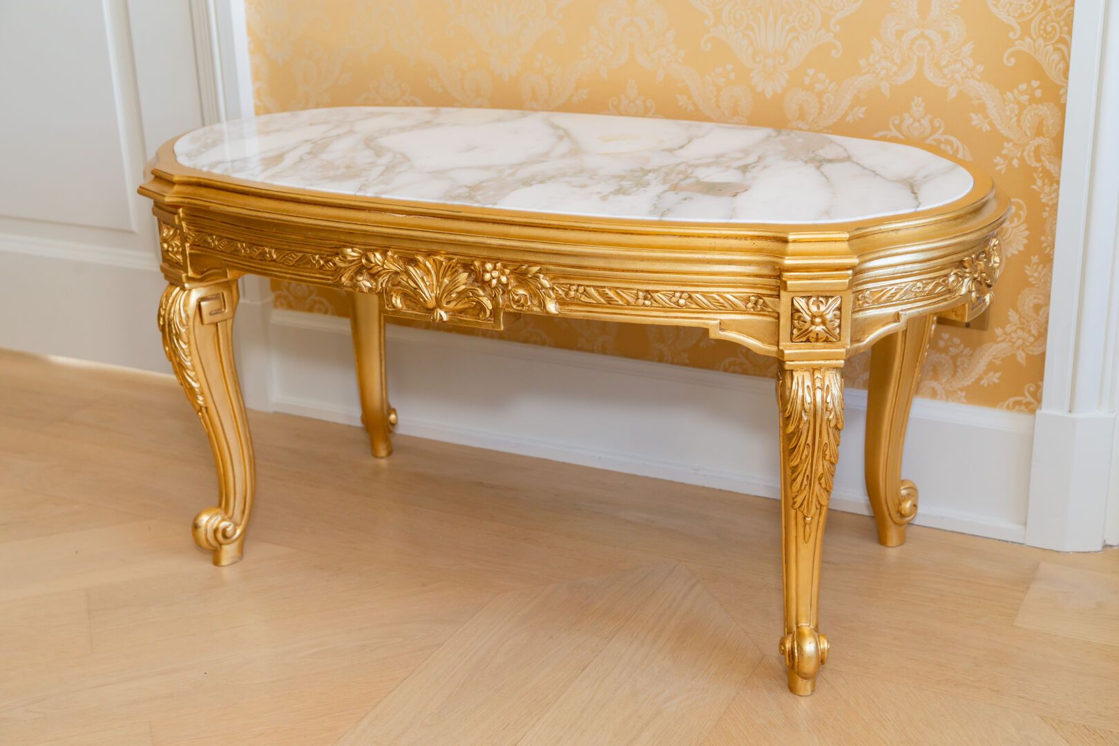 Null Table basse en bois sculpté et doré, plateau de marbre blanc encastré. 

St&hellip;