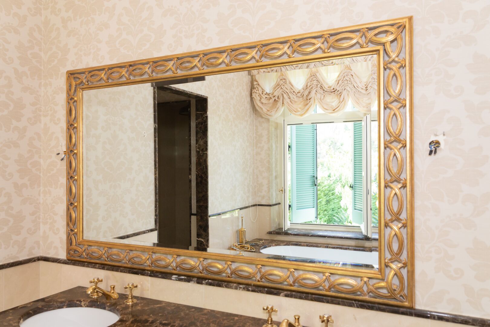 Null CHELINI, Italy.

Miroir rectangulaire en bois doré à la feuille à décor ajo&hellip;