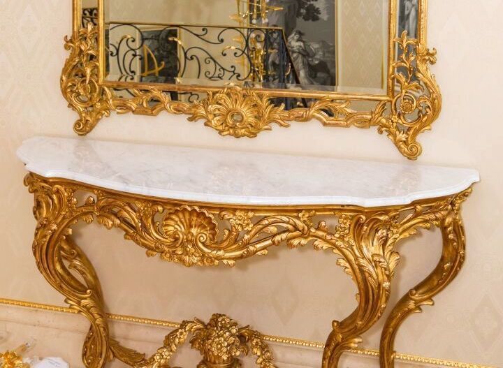 Null Large console en bois sculpté et doré à décor ajouré d'une coquille, panier&hellip;