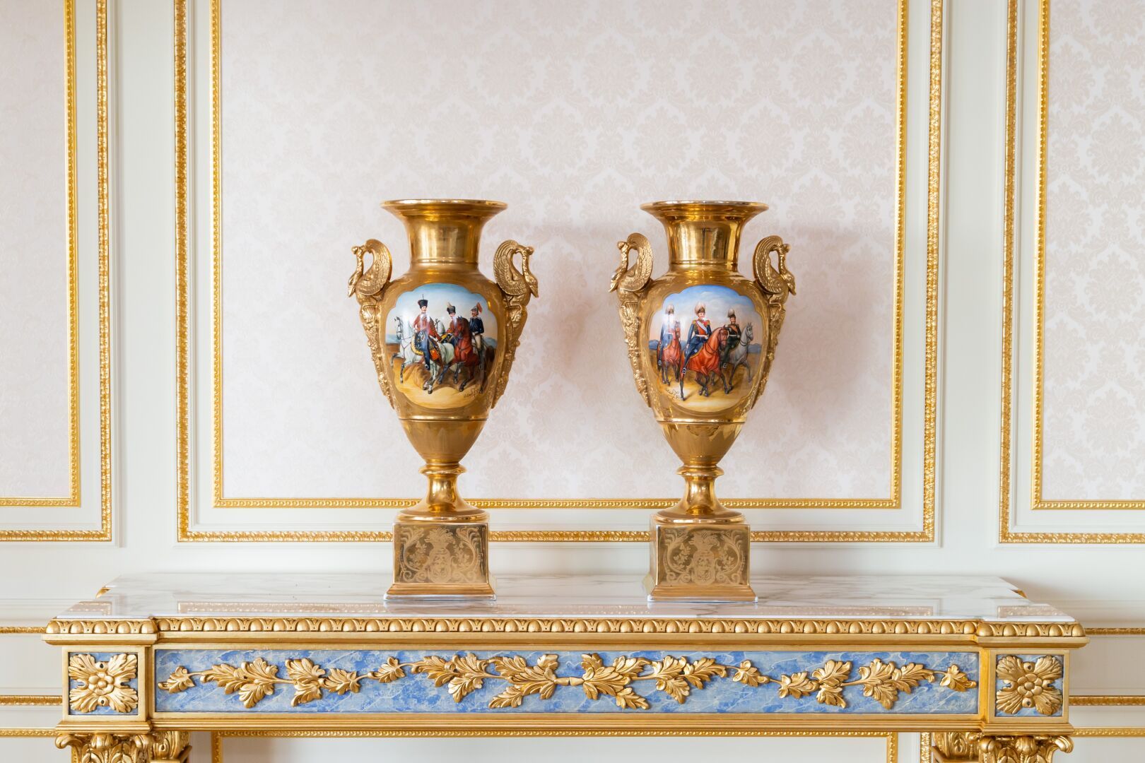 Null RUSSIE, Saint-Pétersbourg.

Paire de vases balustres en porcelaine émaillée&hellip;