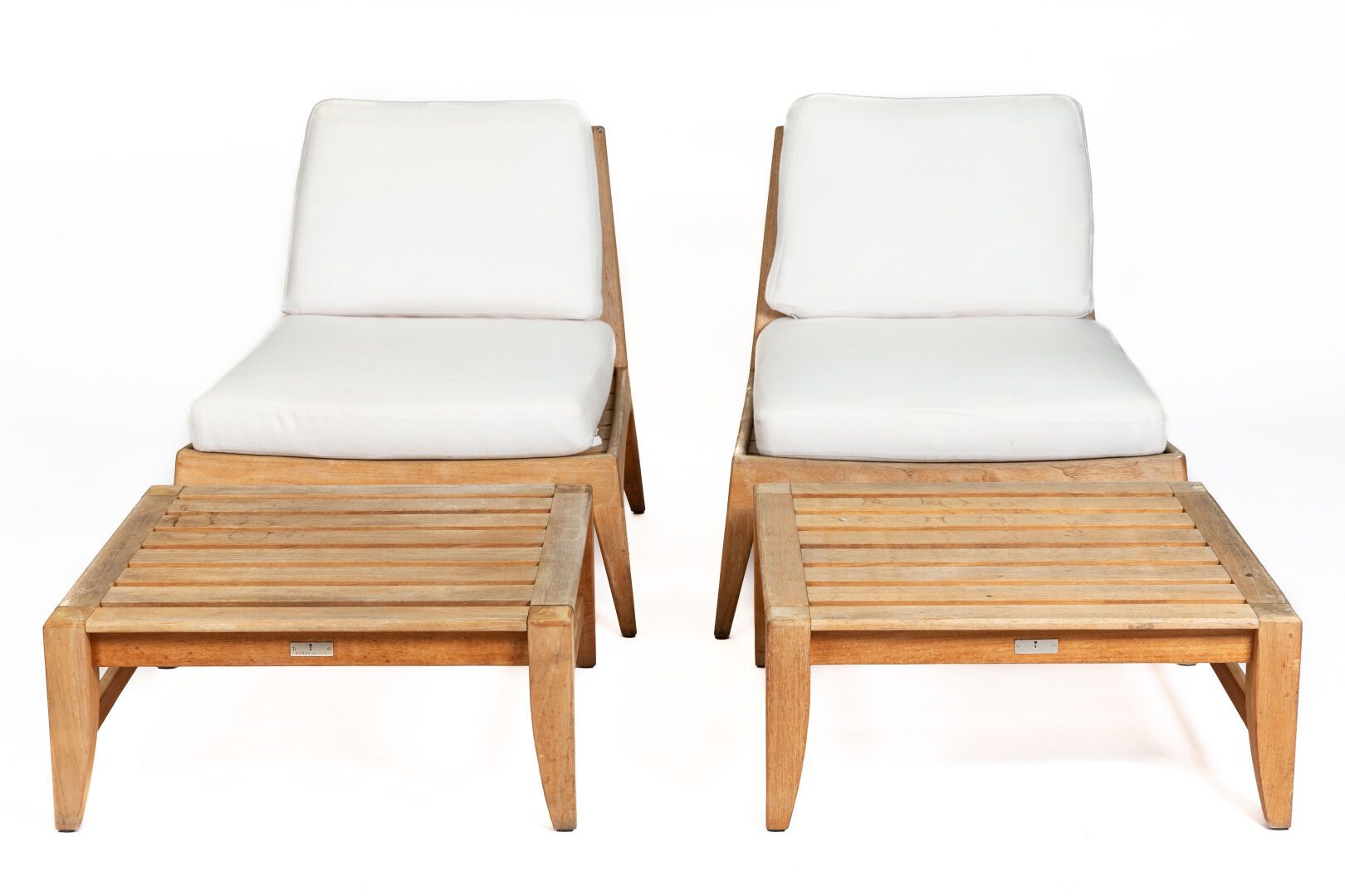 Null JANUS & Cie.

Paire de fauteuils de repos et leur repose-pieds en teck et c&hellip;