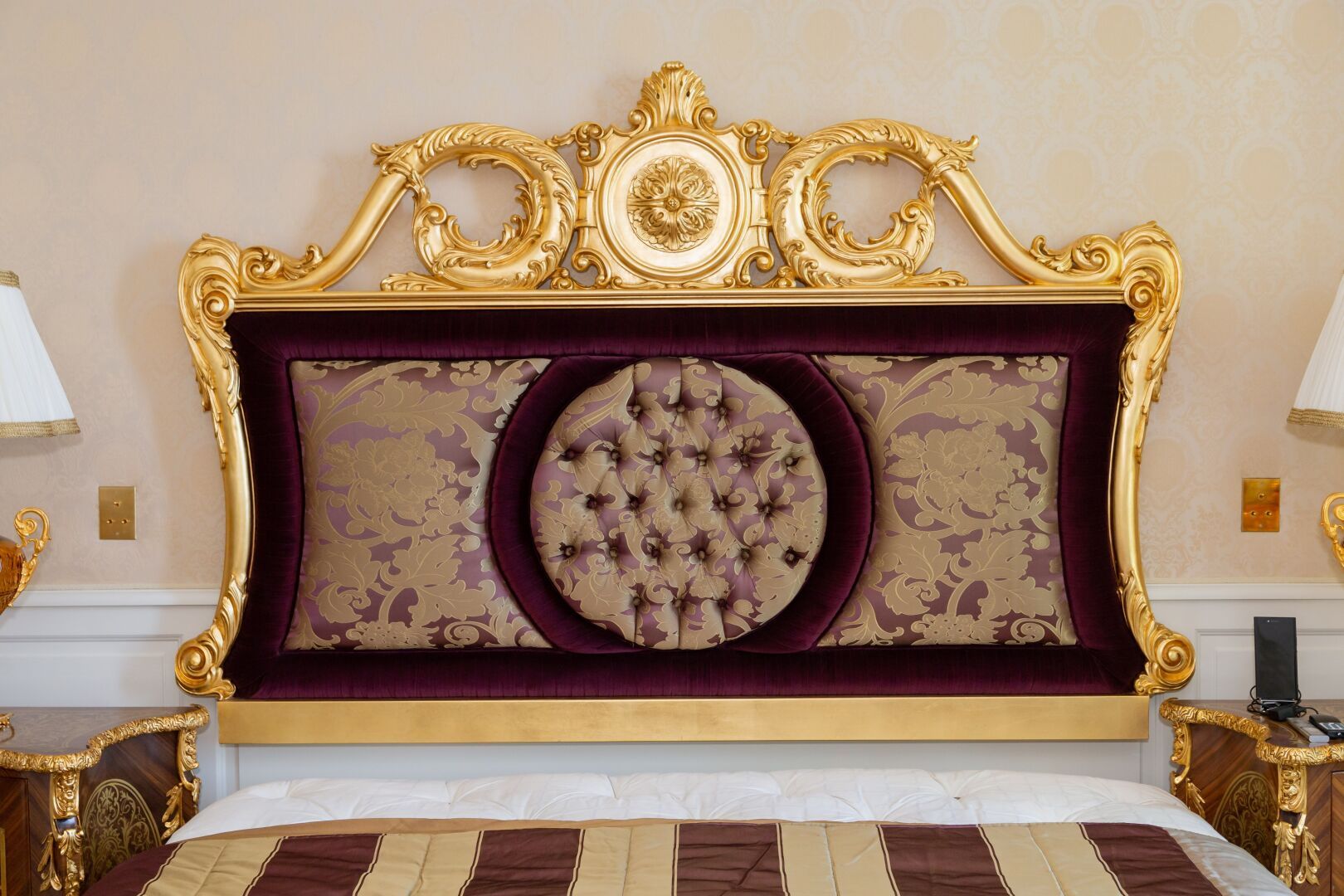 Null ARMANDO RHO, Italy.

Importante tête de lit en bois doré à décor d'acanthes&hellip;