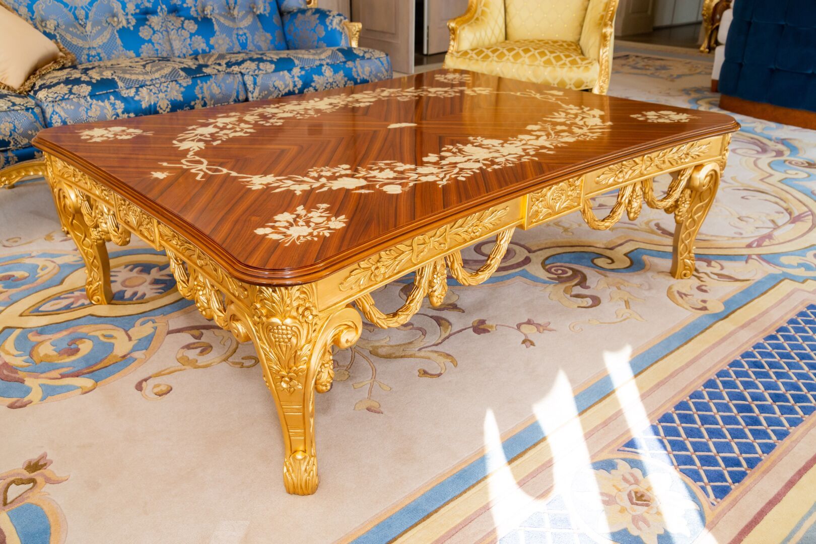 Null ARMANDO RHO, Italy.

Grande table basse en bois sculpté et doré à plateau e&hellip;