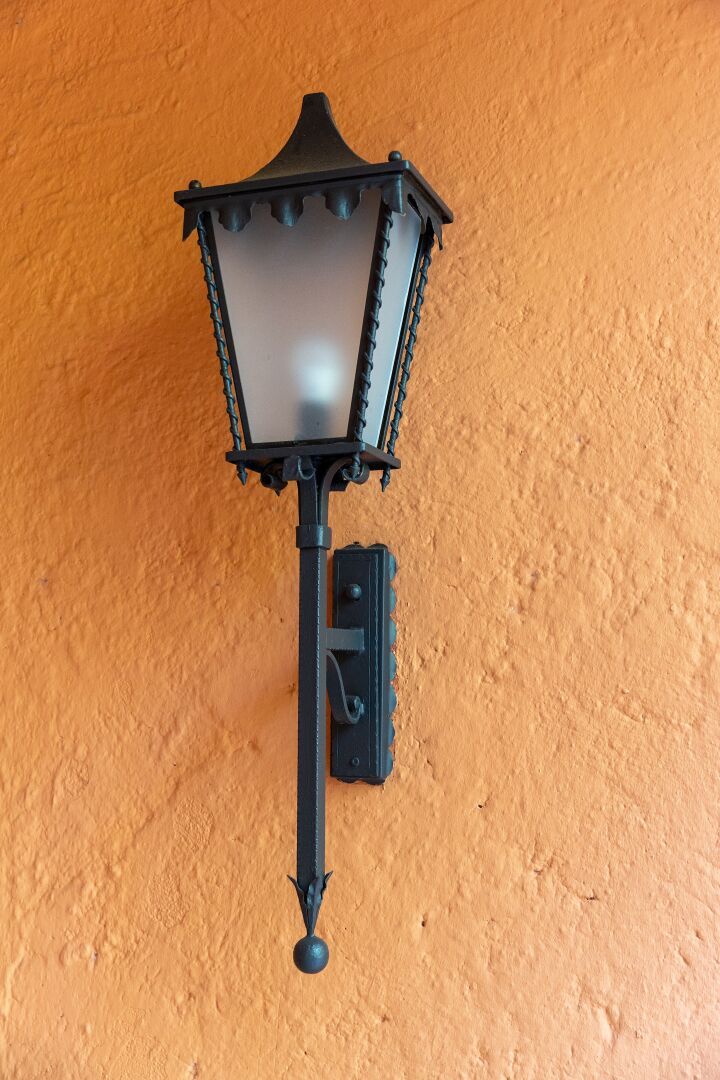 Null B.F. ART, Italy.

Paire de lanternes d'applique électrifiées en métal noir.&hellip;