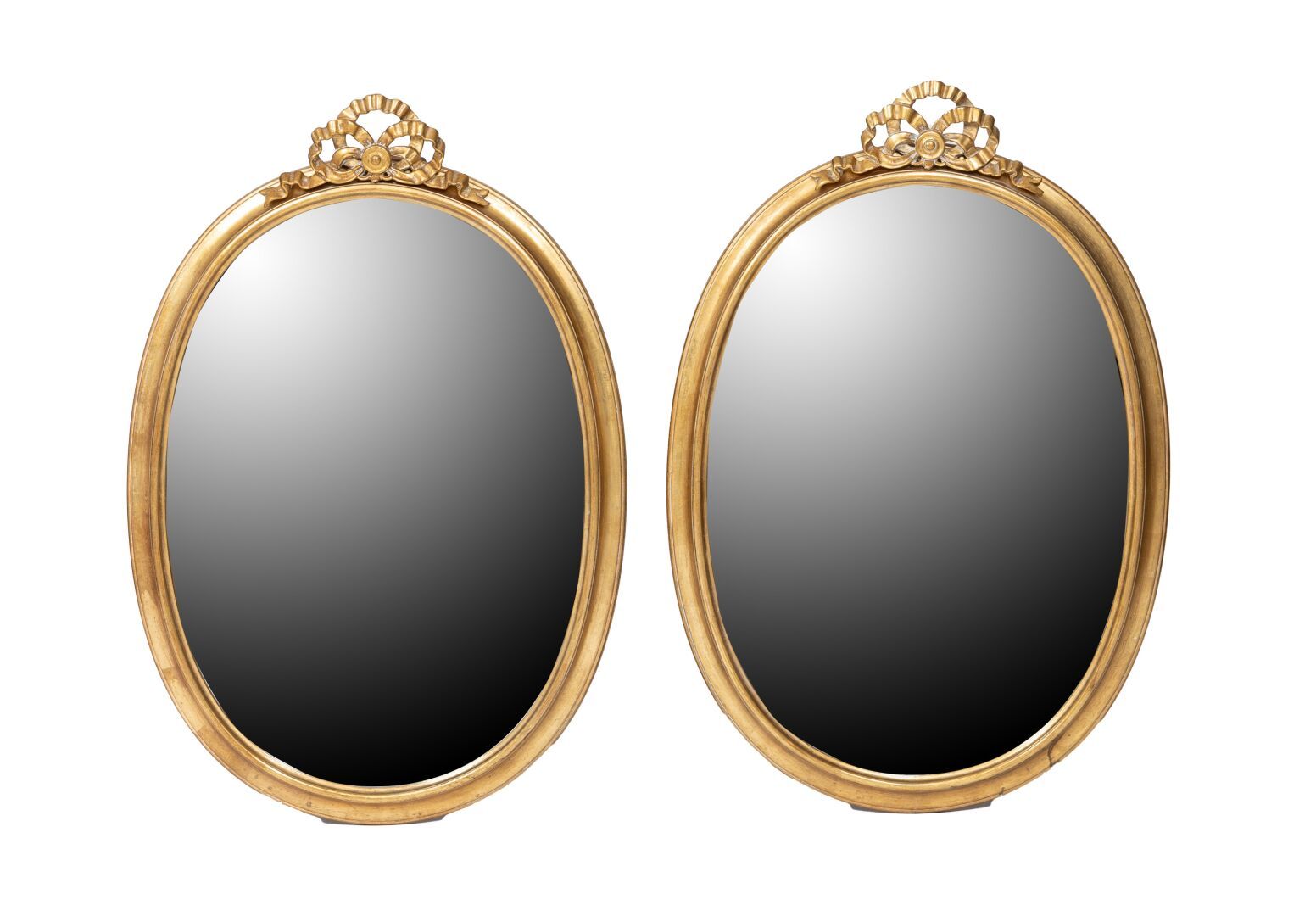 Null Paire de miroirs ovales en bois doré à décor de noeuds de rubans.

Style Lo&hellip;