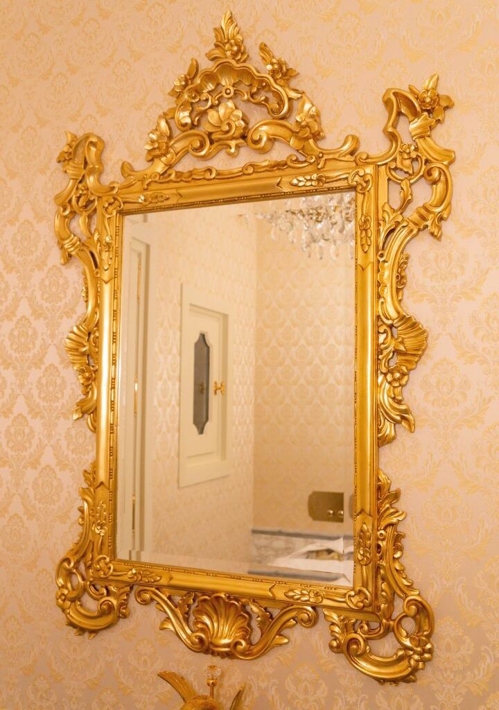 Null Miroir rectangulaire en bois doré à fronton coquille et acanthes. 

Dans le&hellip;