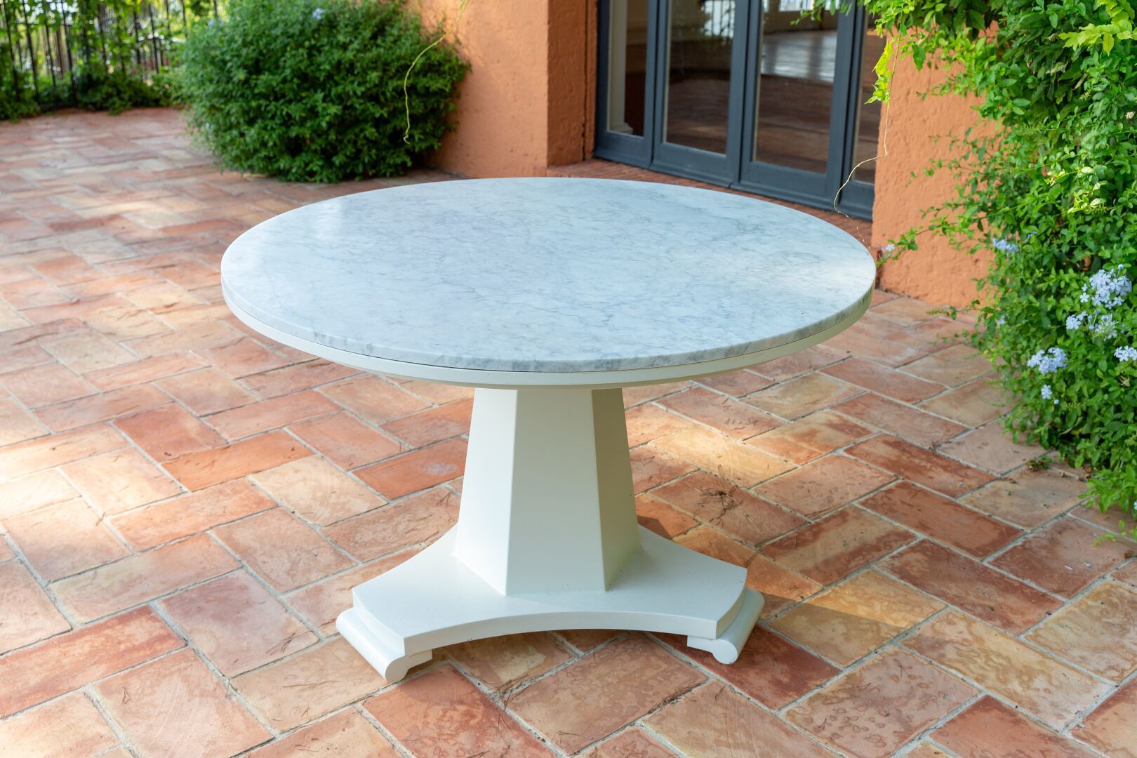 Null Table circulaire de jardin à plateau en marbre blanc veiné.

Le piétement e&hellip;
