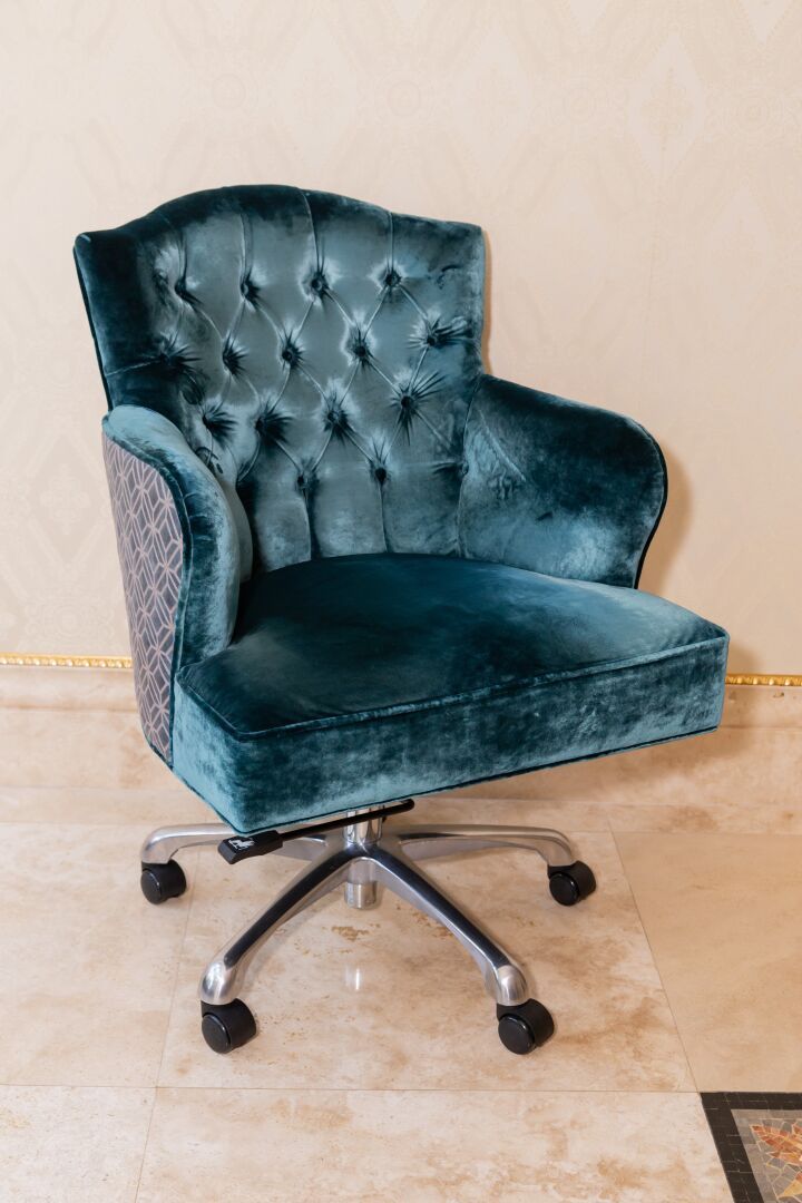 Null KLD DESIGN.

Fauteuil de bureau en velours bleu capitonné, sur roulettes.

&hellip;