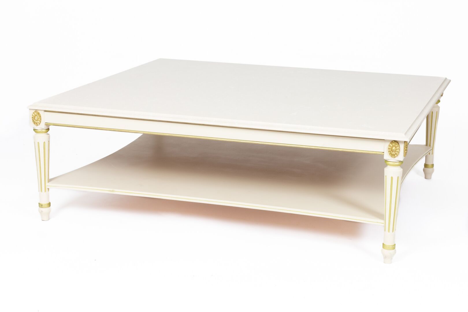 Null ARMANDO RHO, Italy, attribué à.

Table basse en bois laqué blanc et doré, p&hellip;