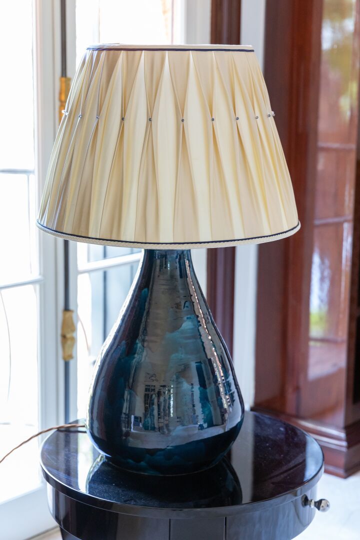 Null VAUGHAN. 

Pied de lampe, modèle "Hanford", en grès émaillé bleu, avec abat&hellip;