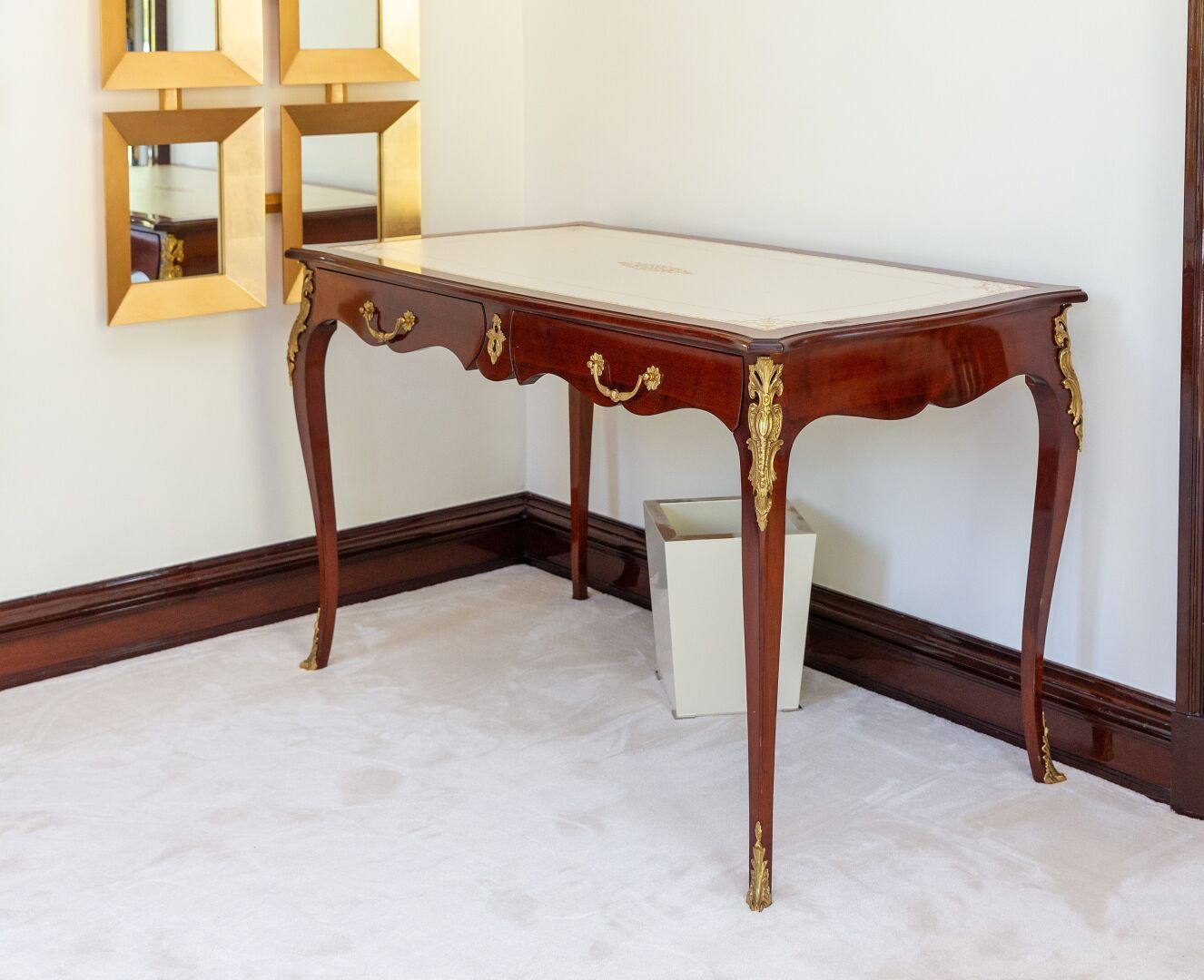 Null Bureau plat en bois de placage, bronze doré et cuir blanc. 

Style Louis XV&hellip;