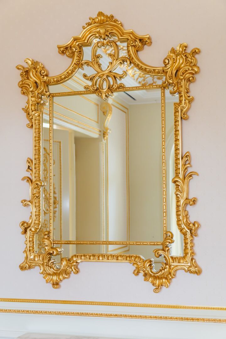Null Paire de grands miroirs à parecloses en bois doré à décor rocaille et frise&hellip;