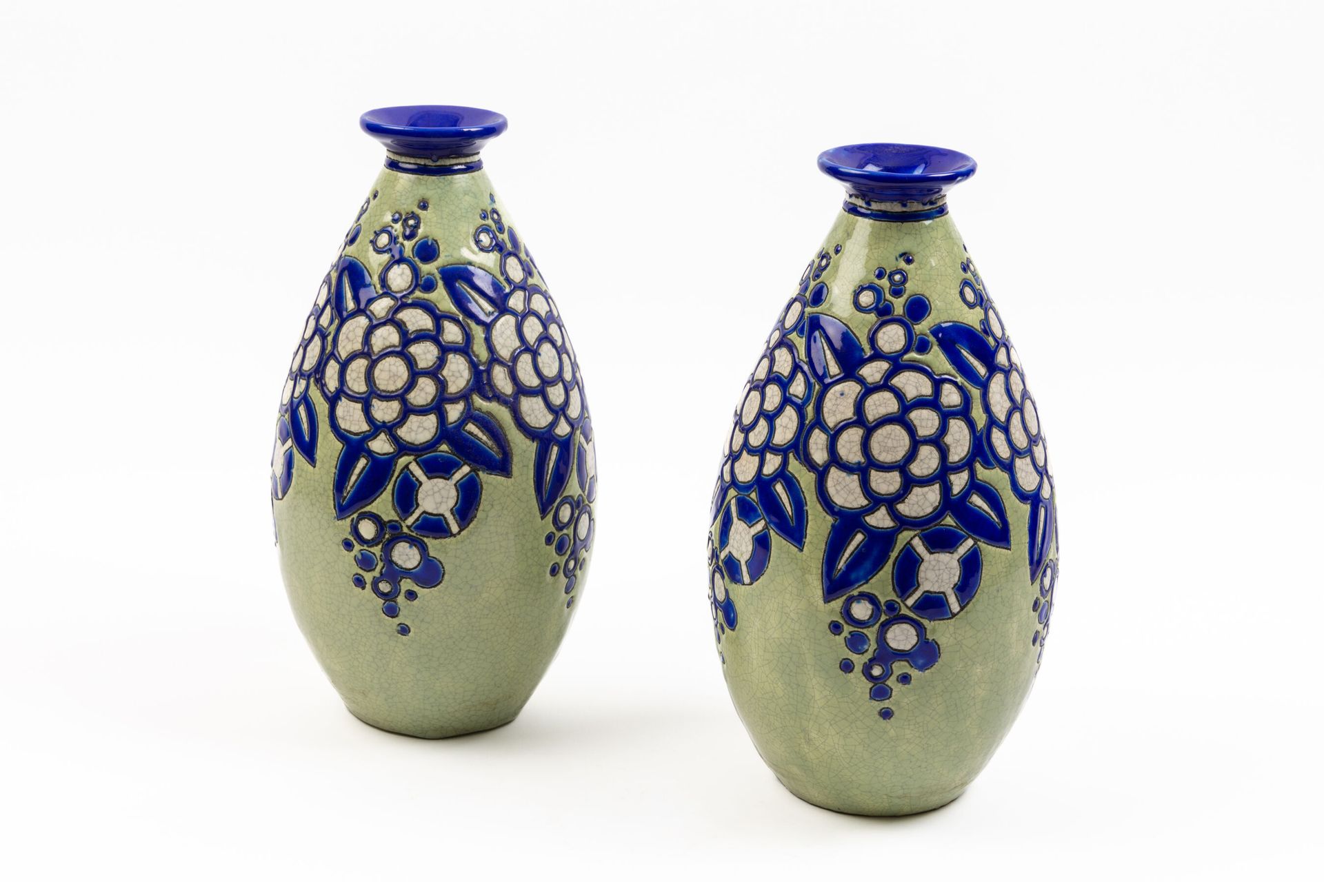 Null BOCH KERAMIS, Charles CATTEAU.

Ein Paar Vasen aus Steingut mit Blumendekor&hellip;