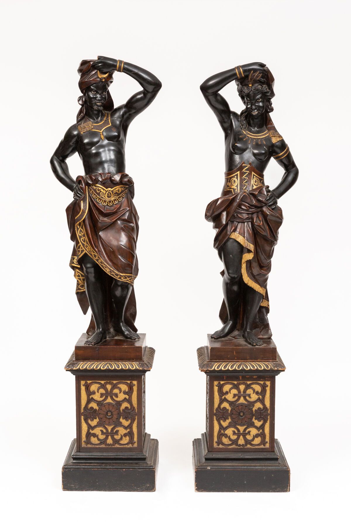 Null Paire d'importants nubiens en bois sculpté partiellement teinté noir et dor&hellip;