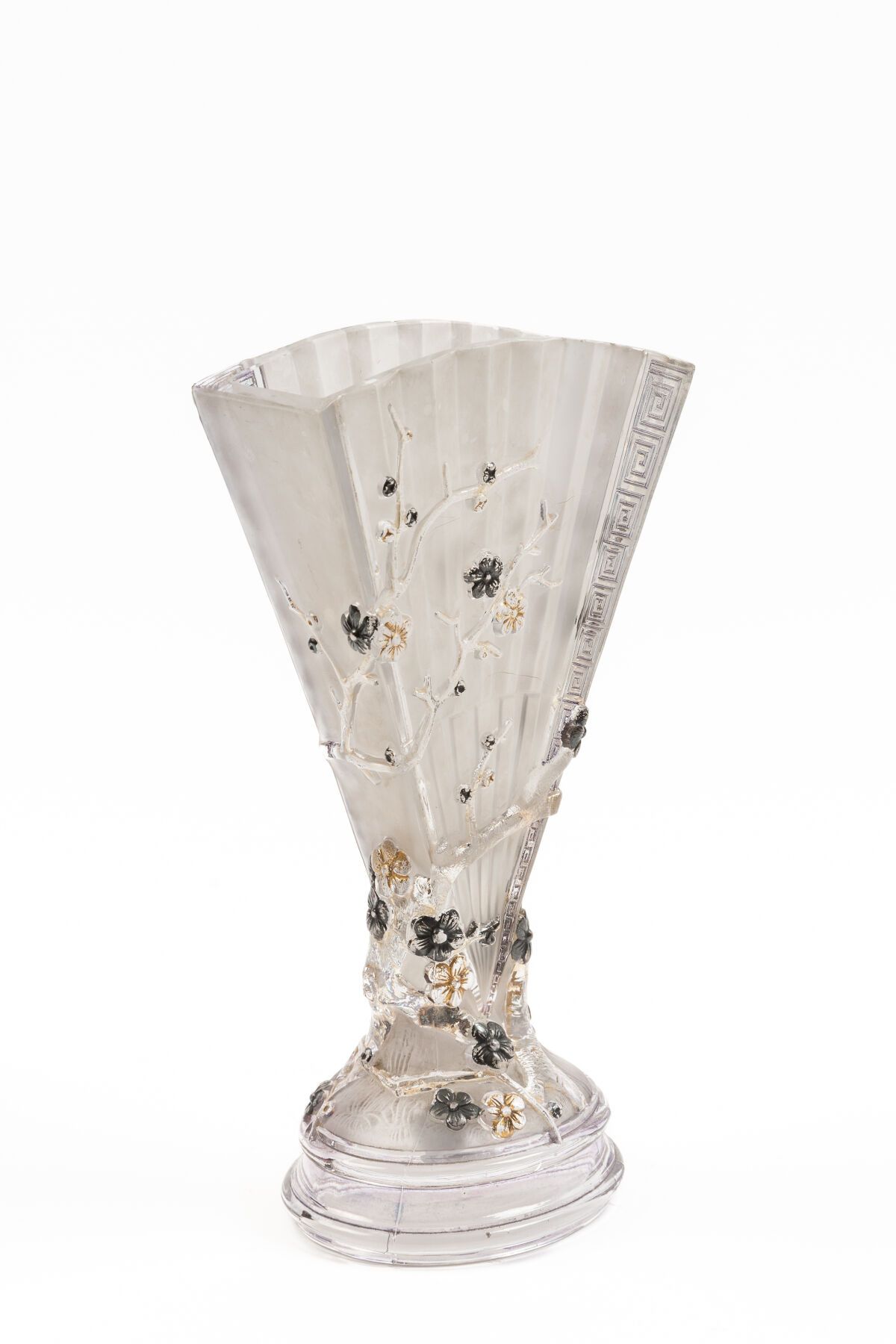 Null BACCARAT。

一个部分磨砂的模制水晶花瓶，上面有日本的扇子和梅花枝的装饰。

鲜花装饰着黑色和金色的亮点。

大约1900年。

无符号。

&hellip;