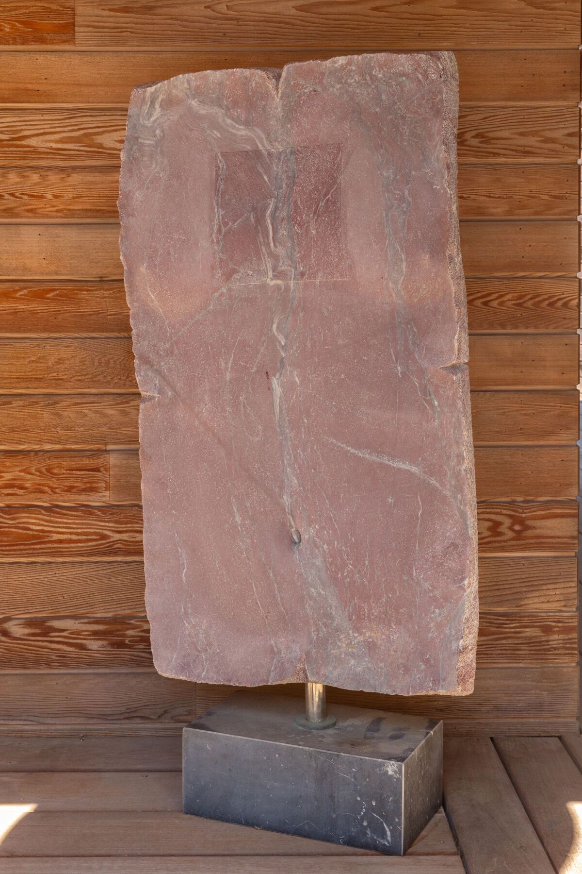 Null 多米尼克-拉尤（生于1957年）。

躯干。

粉红色大理石脉络的雕塑，放置在黑色大理石底座上。

高_149厘米（共）

高_123厘米，宽_68.&hellip;