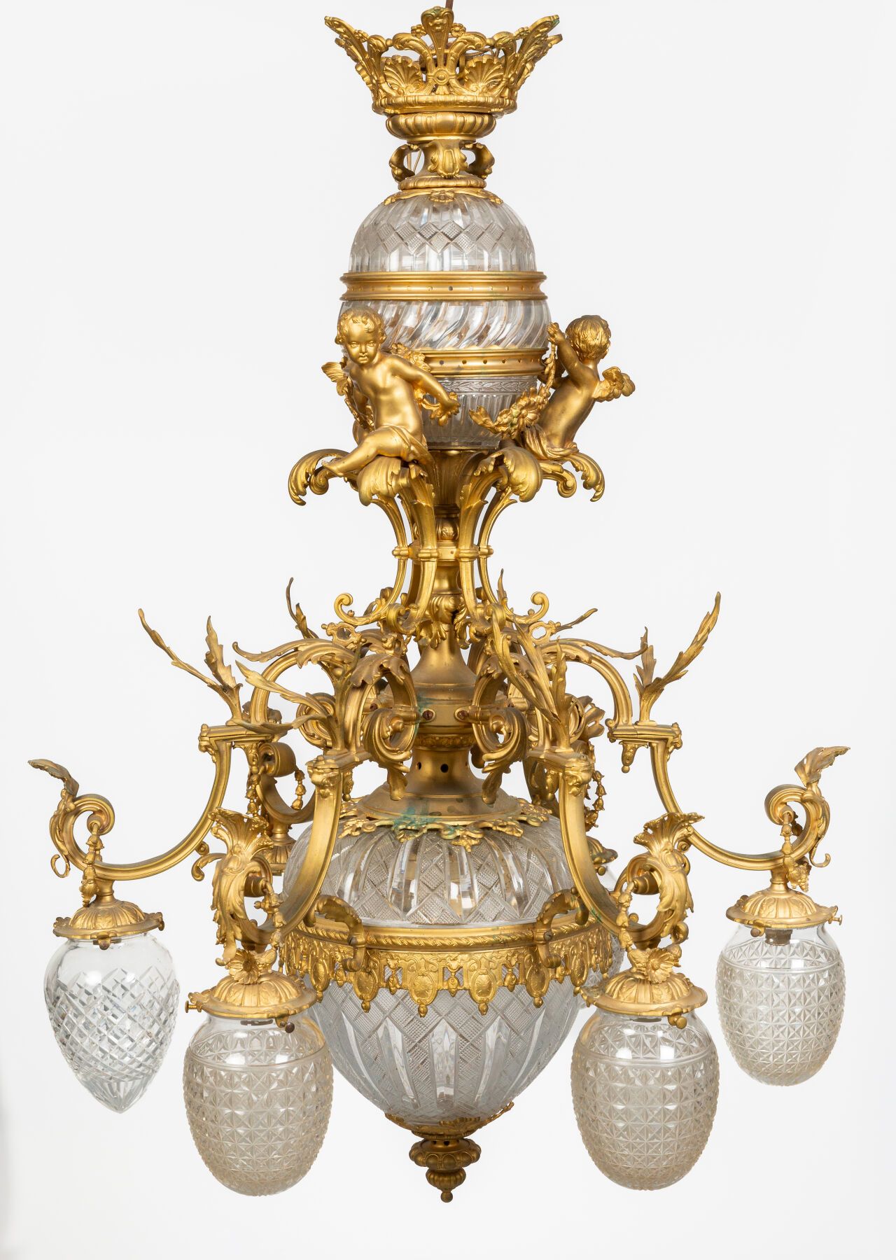 Null Important lustre en bronze ciselé et doré et cristal taillé à décor d'amour&hellip;