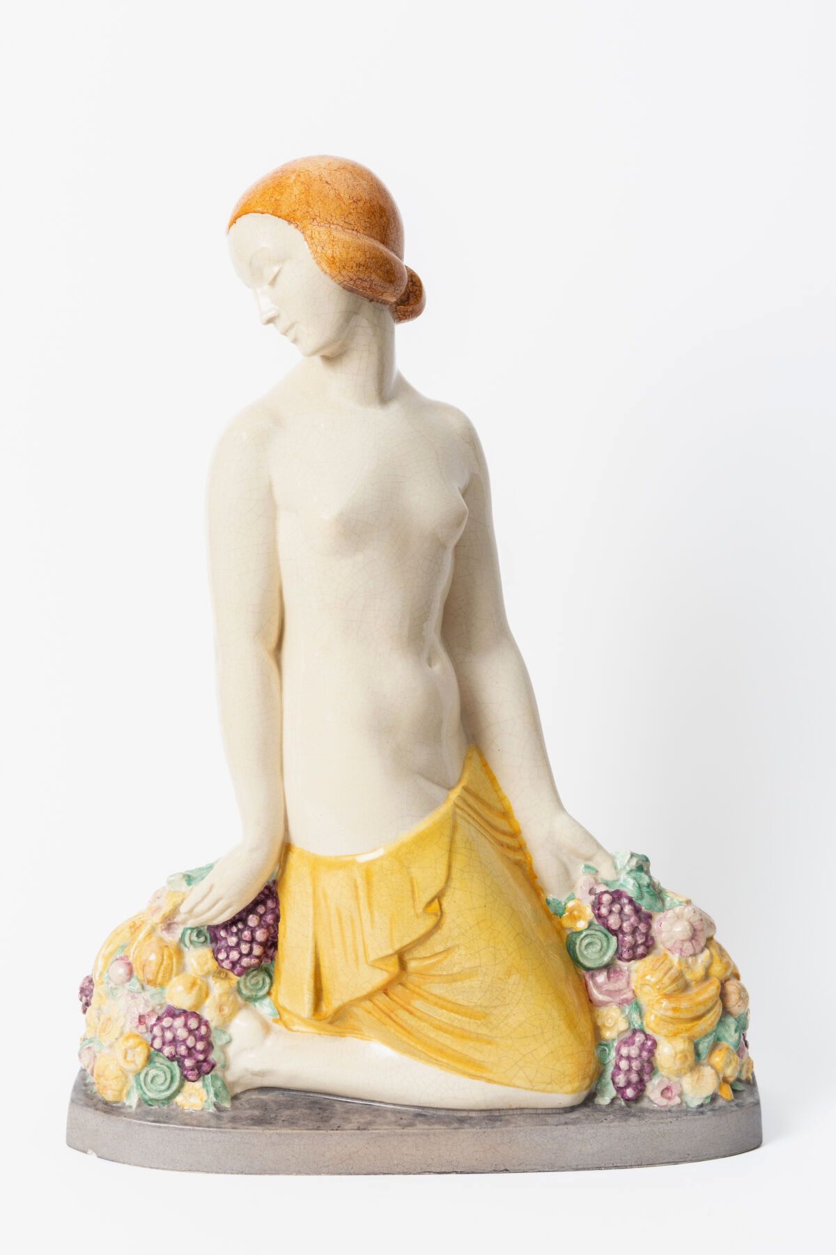Null 皮埃尔-勒-法奎斯（1892-1962）。

女性裸体与水果篮。

有裂缝的多色陶瓷雕塑。

底座背面有签名。

高_52厘米，宽_36厘米，深_12&hellip;