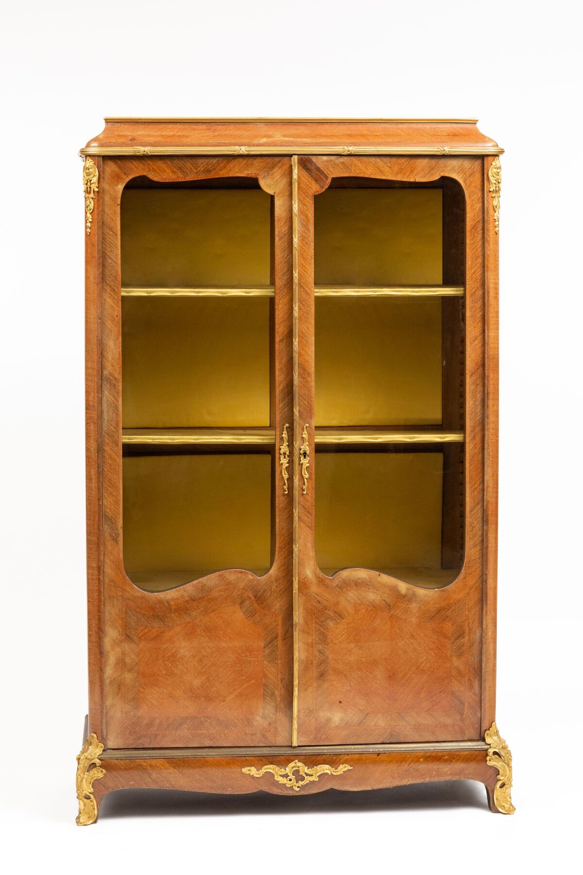 Null 单板镶嵌的书柜。

它用两扇玻璃门打开。

青铜镀金的装饰品。

上半部分有一个斗室。

路易十五风格，拿破仑三世时期。

H_160 cm W_97&hellip;
