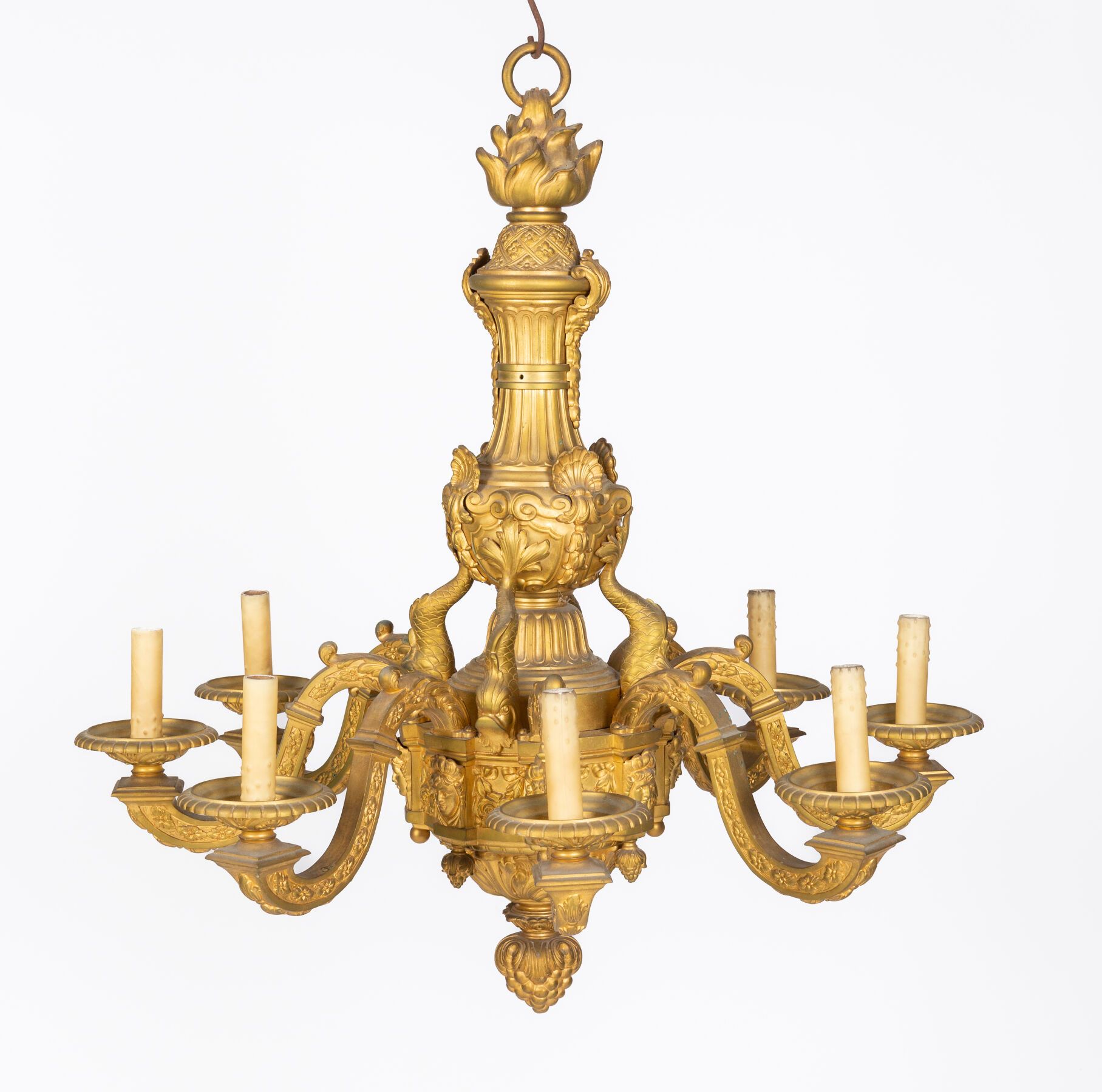 Null Important lustre à huit lumières en bronze ciselé et doré à riche décor de &hellip;