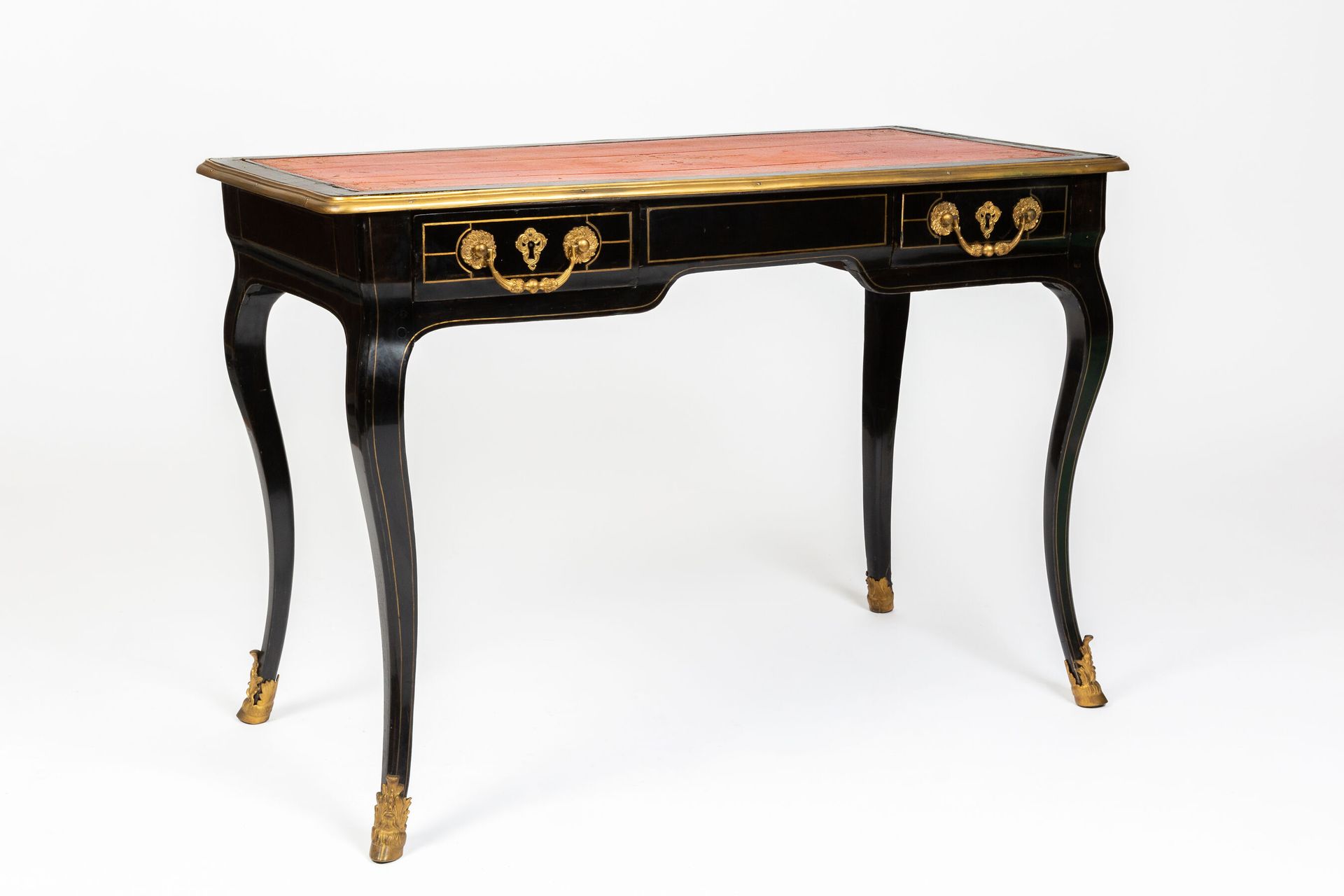 Null Piccola scrivania piatta in legno annerito e ornamenti in bronzo dorato e f&hellip;