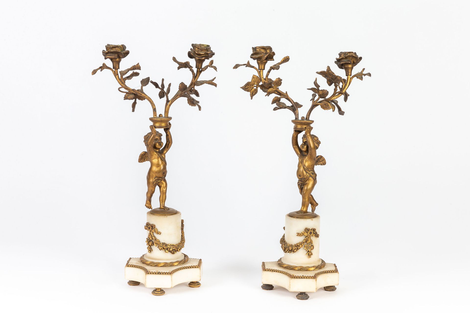 Null Coppia di candelabri a due luci in marmo bianco e bronzo dorato con amori c&hellip;