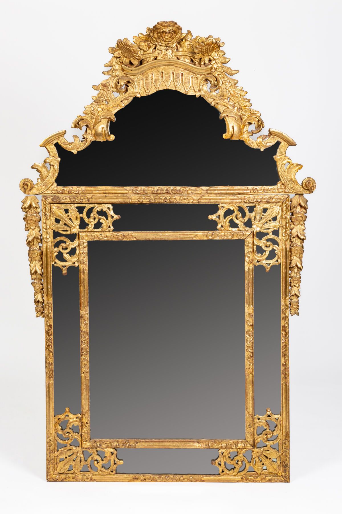 Null Important miroir à fronton et parecloses en bois sculpté et doré à décor de&hellip;