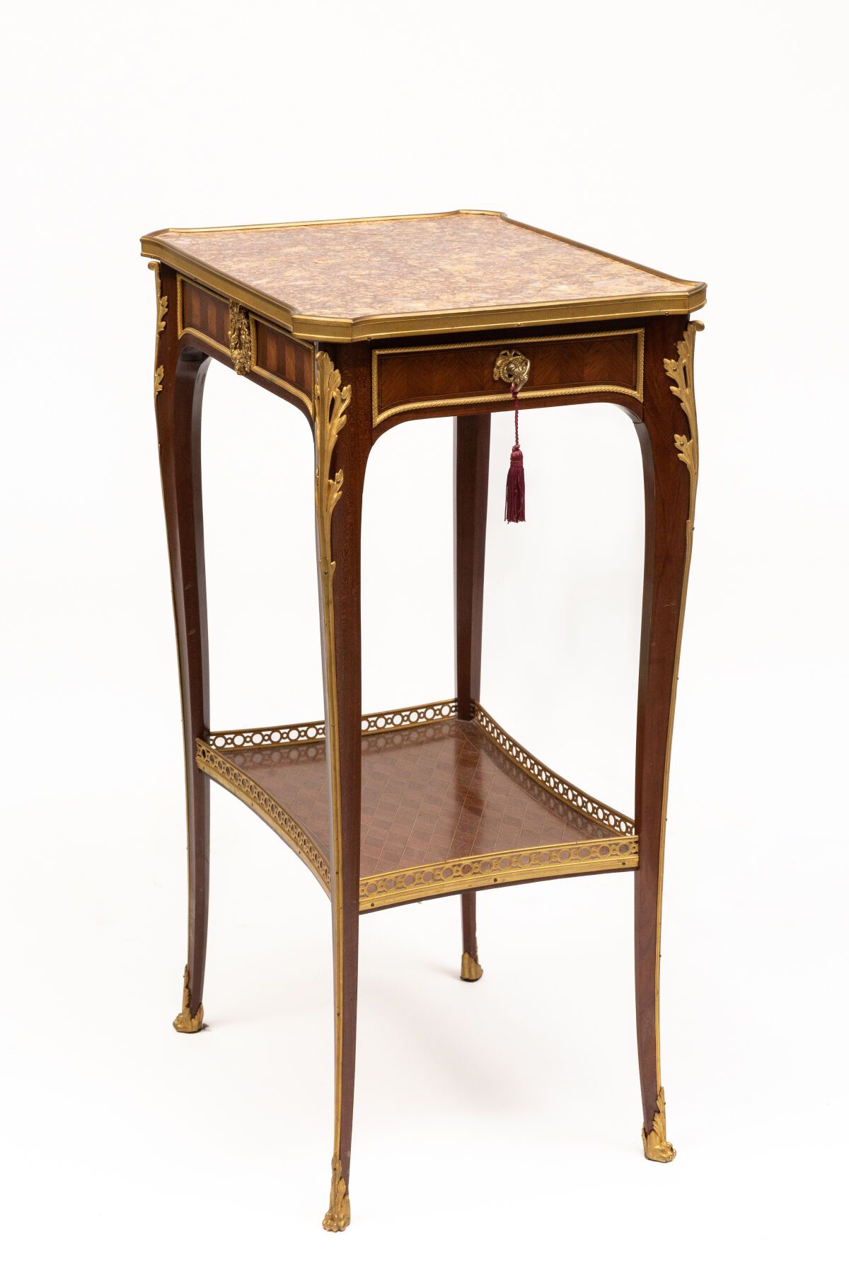 Null 保罗-索尔马尼（1817-1877），巴黎。

一个镶嵌和紫檀木饰面的边桌，装饰有人字形的储备和一个交叉支撑的顶部。

饰有錾刻和镀金的铜器，如刺桐叶&hellip;