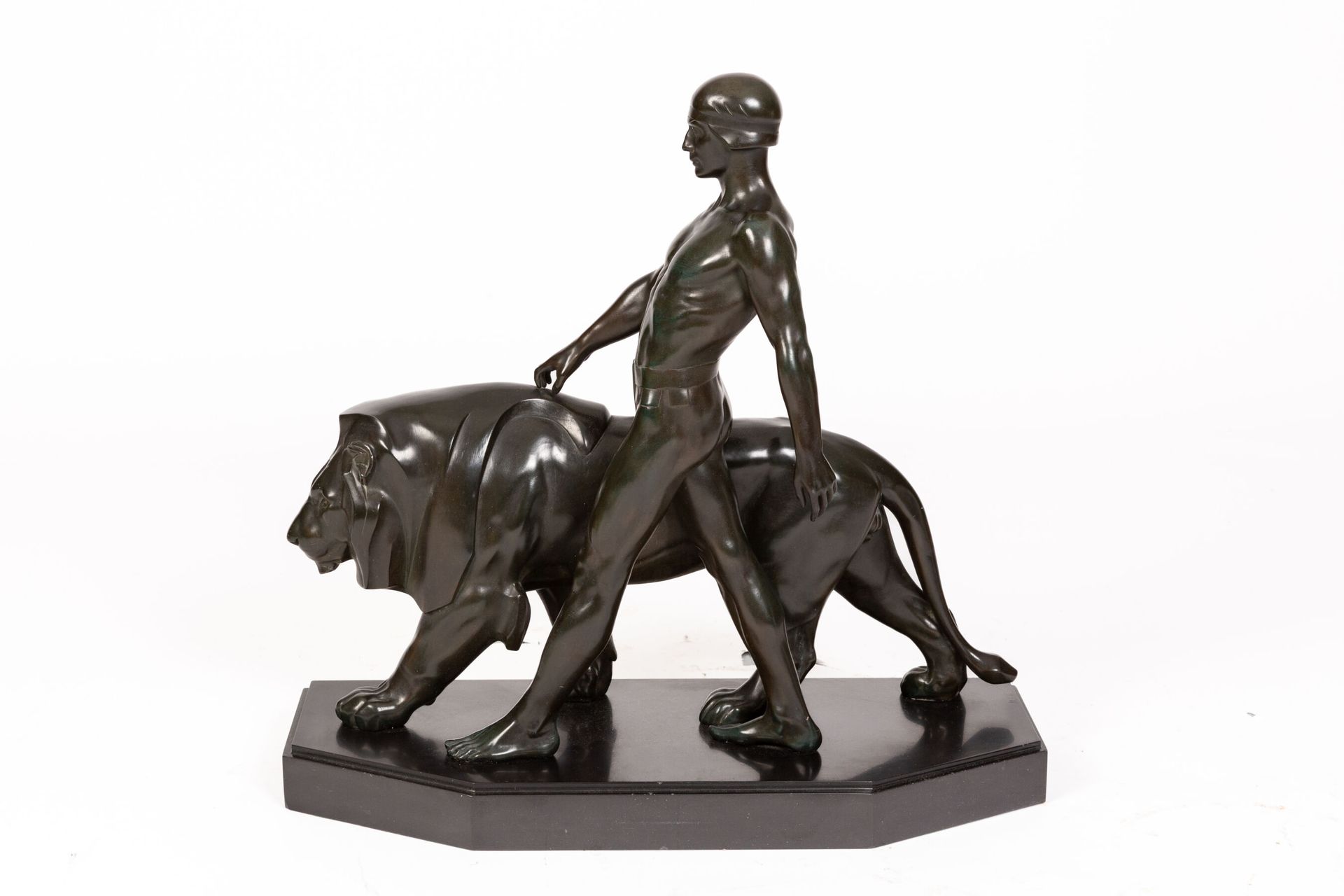Null 
Max LE VERRIER (1891-1973)。

驯兽师。




在其黑色大理石平台上，有一个带有青铜色光泽的重要小组。




大理石上&hellip;