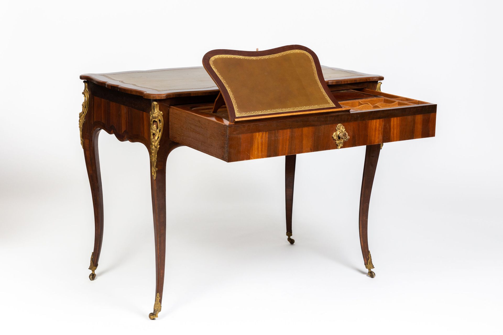 Null Schöner Salon-Schreibtisch mit bewegter Tischplatte aus Rosenholzfurnier.

&hellip;