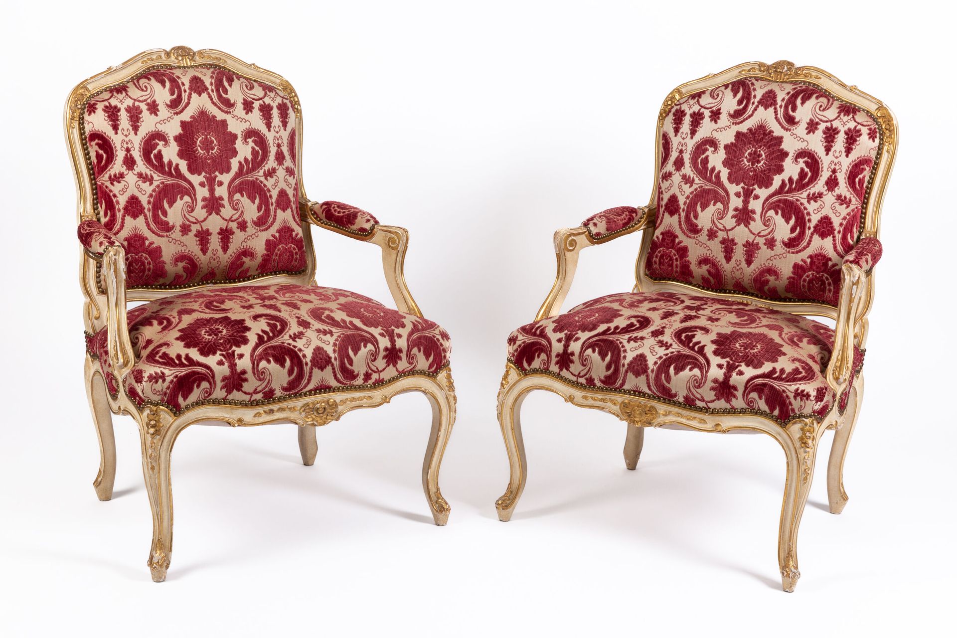 Null Pair of armchairs with flat back in molded and carved wood, white lacquered&hellip;