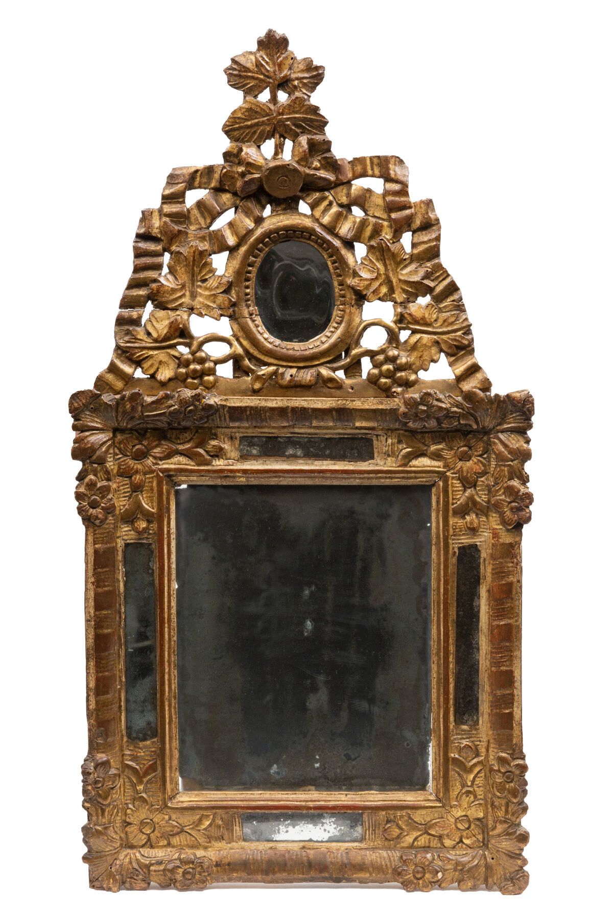 Null Small mirror with parecloses out of carved and gilded wood, the pediment de&hellip;