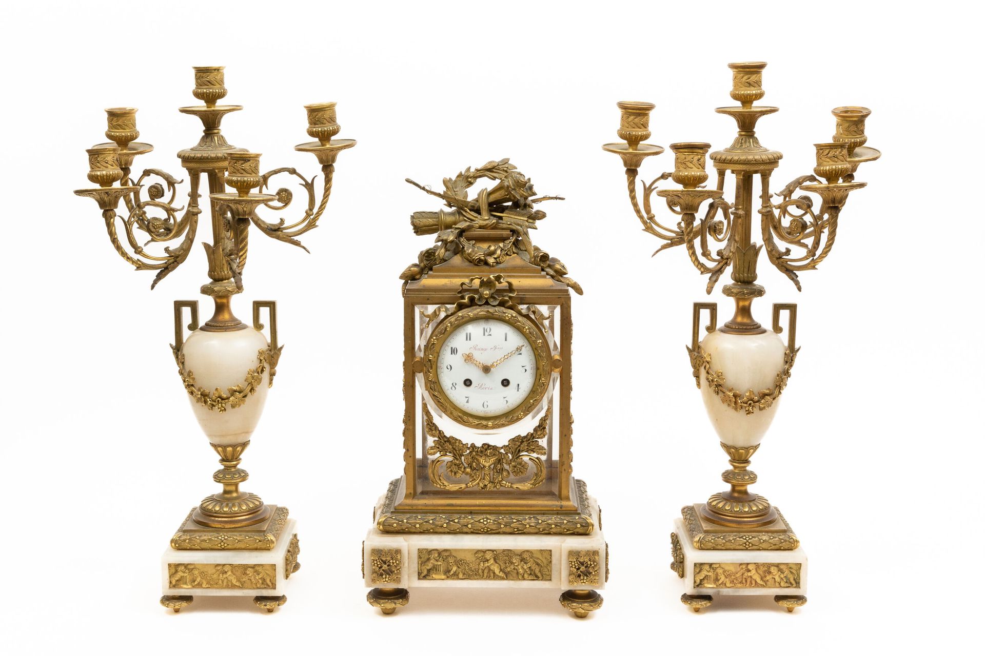 Null 镂空和鎏金的青铜和雪花石壁炉套装，包括一个玻璃笼钟和一对五灯烛台。

钟上有一个狩猎战利品的装饰。

描绘卷轴、缎带蝴蝶结和浮雕的青铜器，上面有玩科林&hellip;