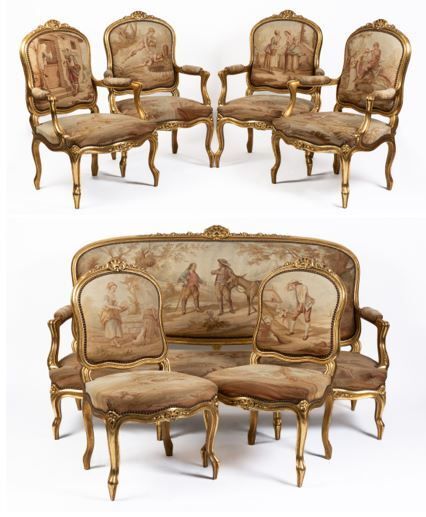 Null 雕刻和镀金的木制客厅家具，包括一张沙发，一套四张平背扶手椅和一对椅子。

和一对椅子。

奥布松挂毯装饰，背面是人物的动画场景，座位上是动物，基于让-&hellip;