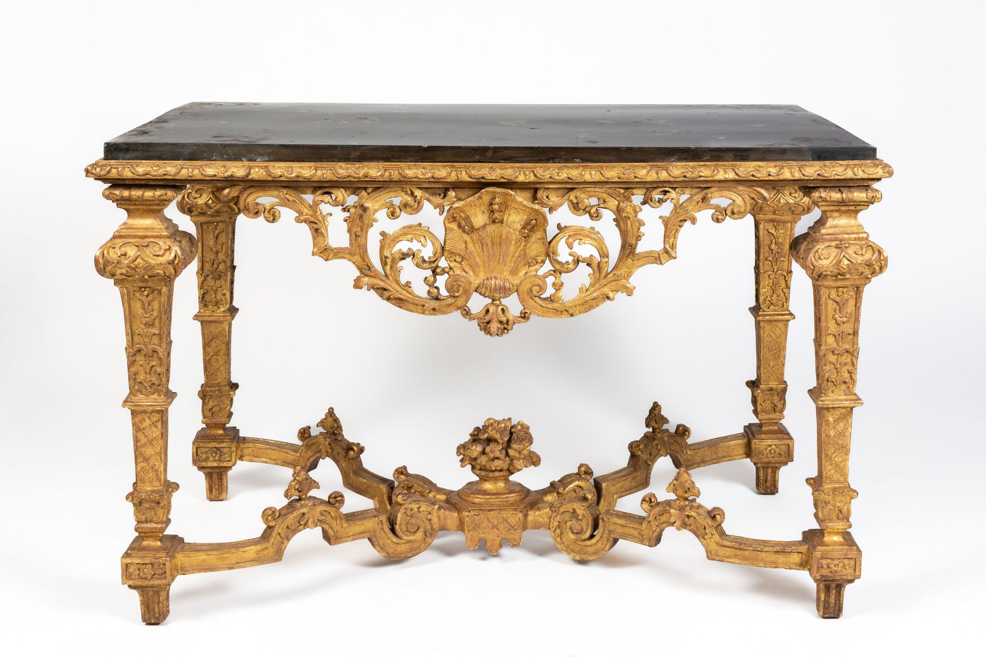 Null Una gran mesa consola de madera tallada y dorada, decorada con una concha c&hellip;