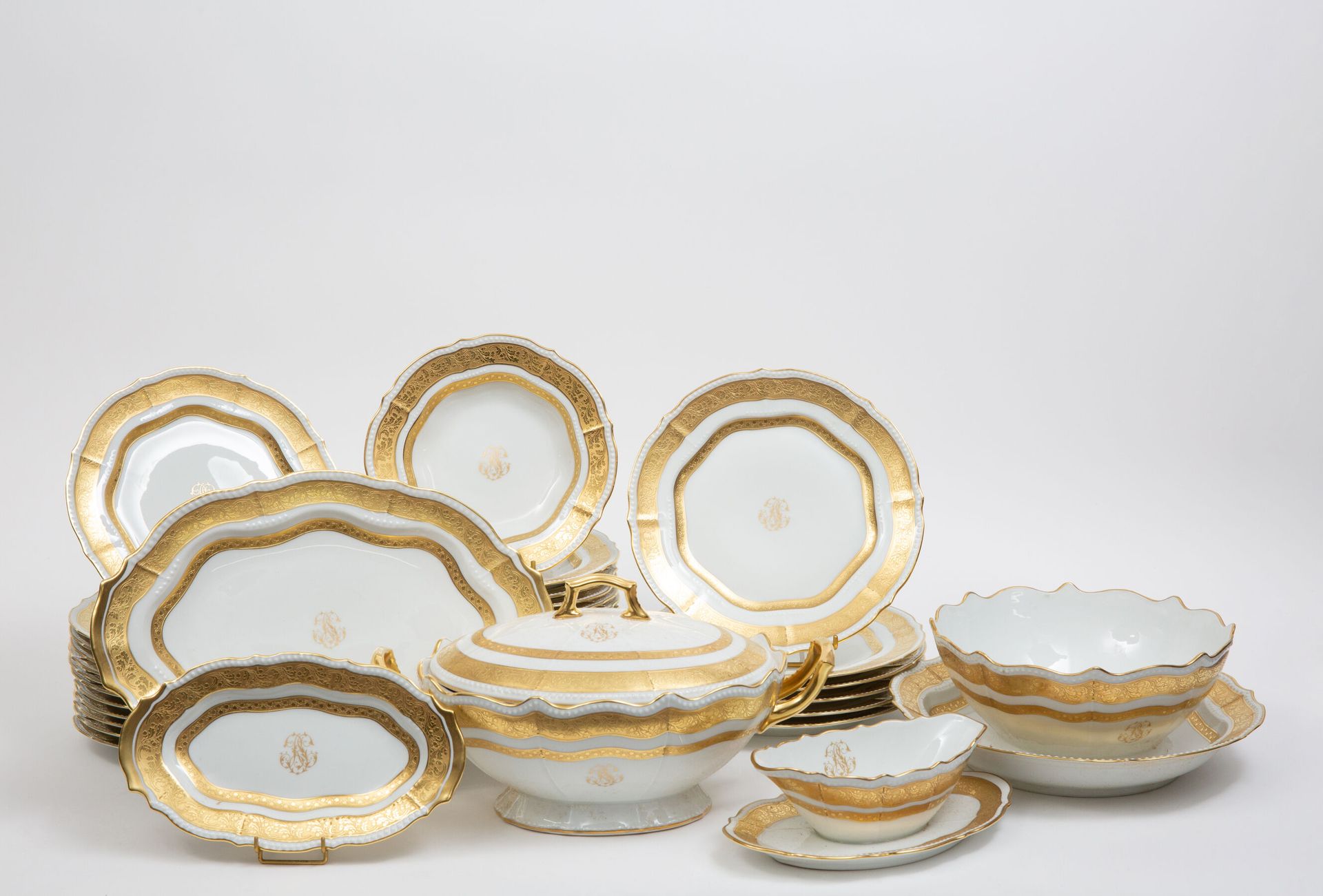 Null CHAPUS Frères, Limoges.

Part of a white porcelain dinner service with frie&hellip;