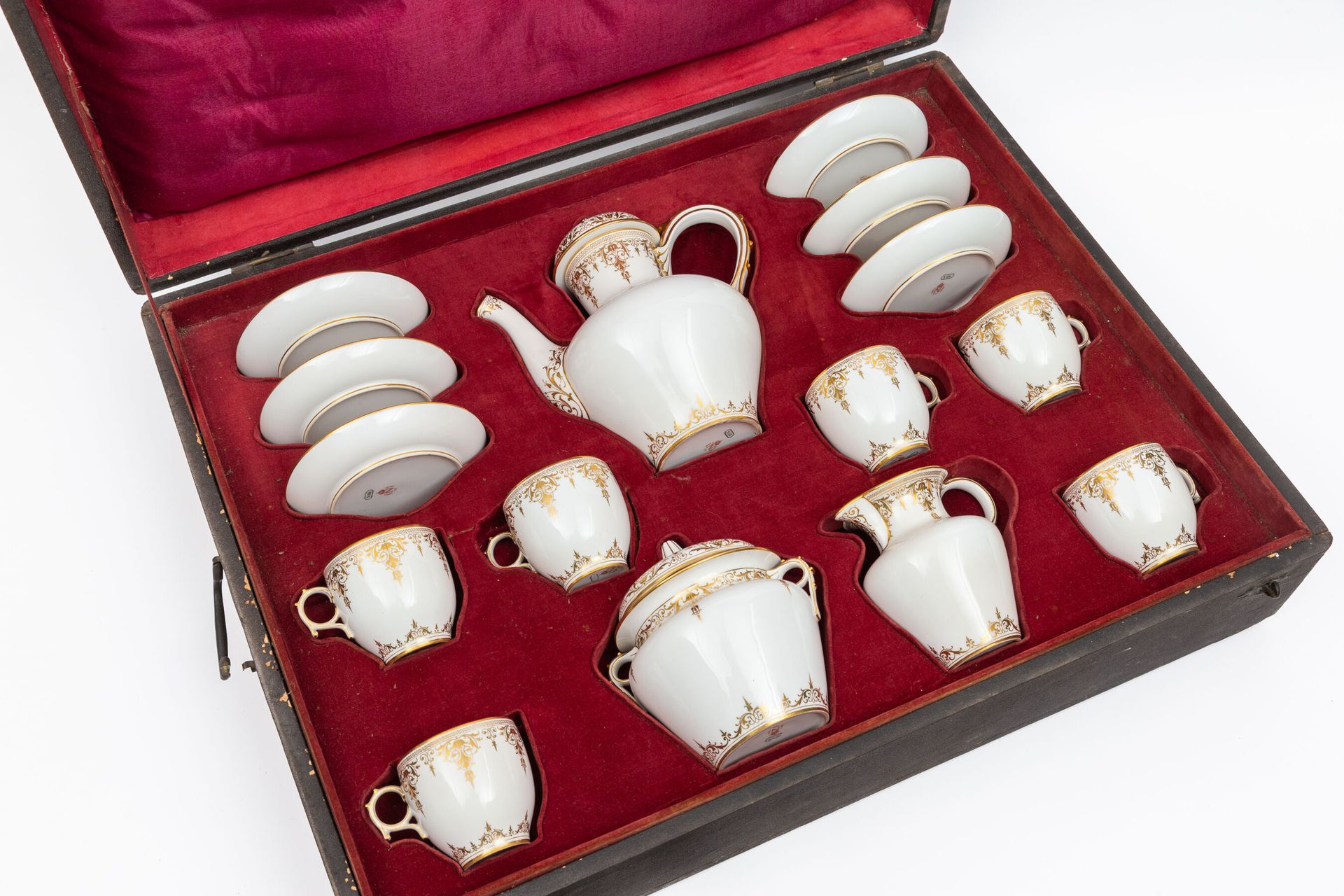 Null SÈVRES.
瓷器咖啡套装，带有金色的羊角花和玫瑰花的装饰。
它包括：一个有盖咖啡壶，一个糖碗，一个牛奶壶，六个杯子和六个碟子。
总共15件。
瓷器&hellip;