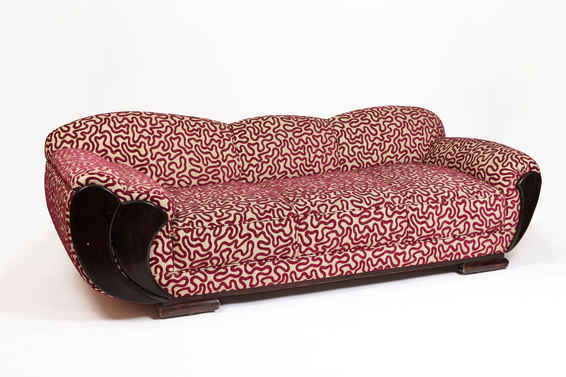 Null 清漆木质沙发，床头板打开后形成一个杂志架。
装饰艺术时期。
紫色和米色的天鹅绒的软垫，有波浪形的装饰。
高_73厘米，宽_213厘米，长_88厘米，有&hellip;