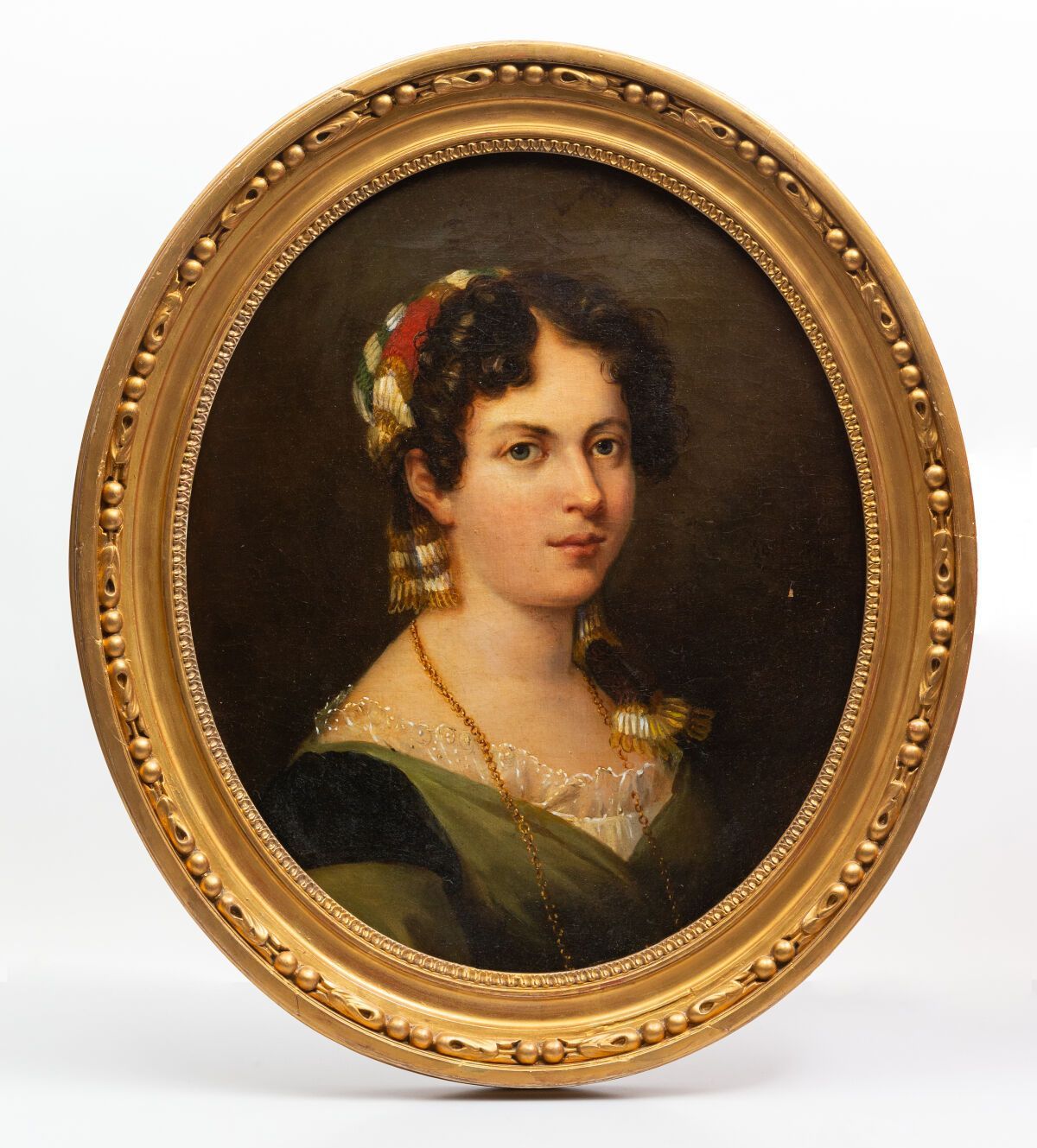 Null 18世纪末的西班牙学校。
戴着金项链的女人的肖像。
椭圆形画布上的油画。
高_53厘米，宽_44厘米
装在装饰有心形葡萄的镀金框架内。