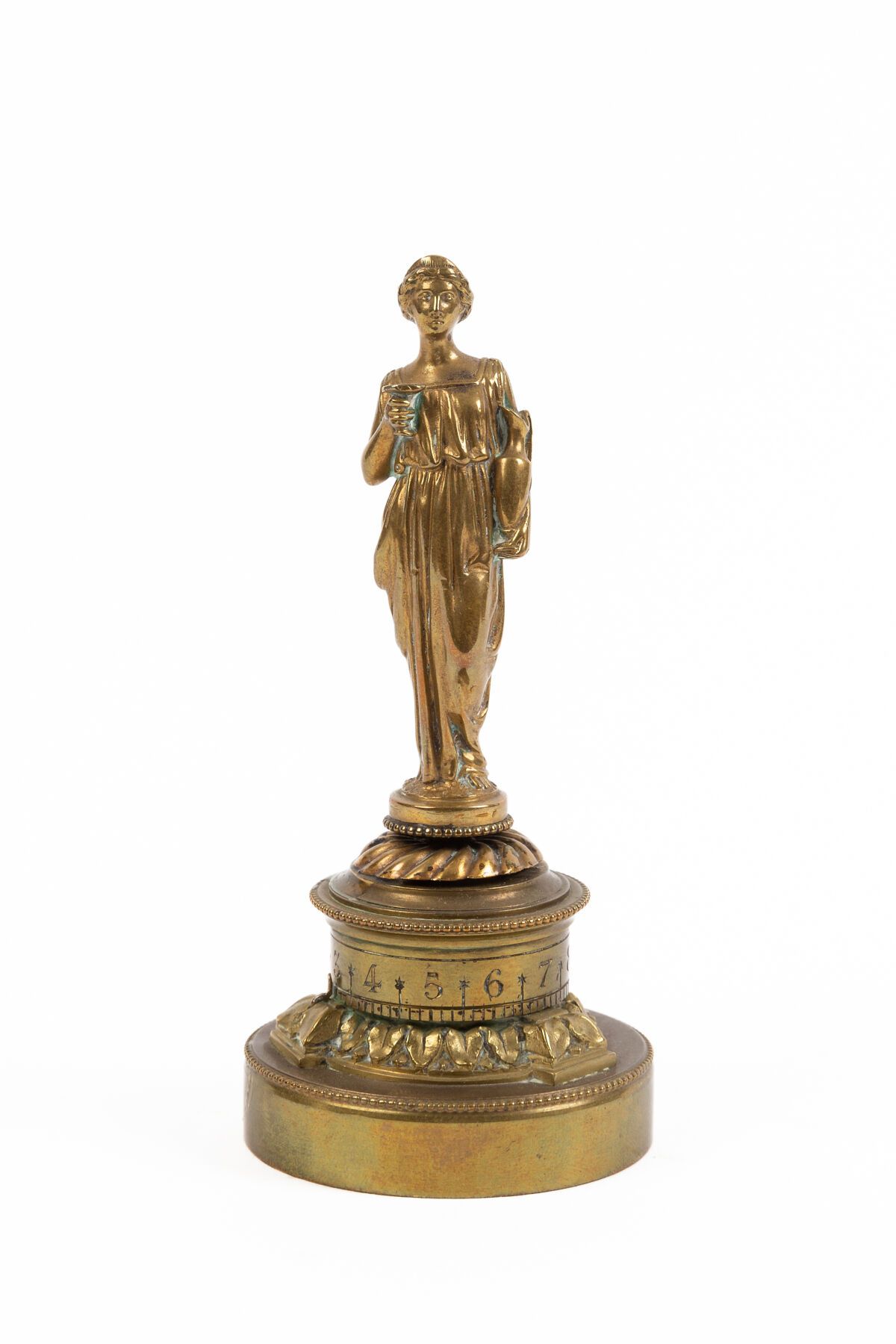 Null E.THOMAS，巴黎。
一个镀金的青铜迷你钟，旋转的表盘上有一个拿着amphora的圣母玛利亚。
底座下刻有签名。
高_10厘米