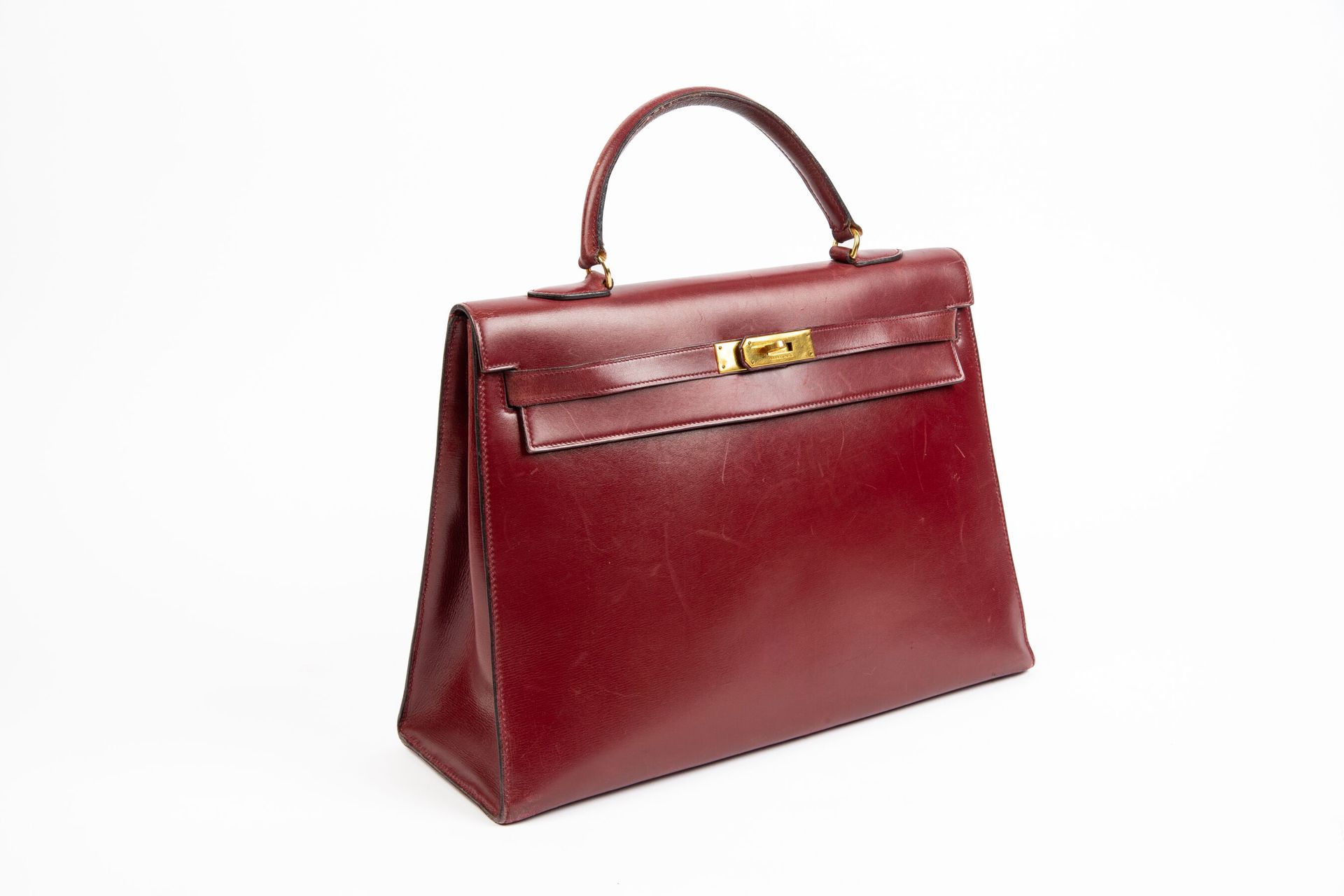 Null HERMES, Paris.
Kelly" bag 35 cm in red box calf, gold-plated metal jewelry.&hellip;
