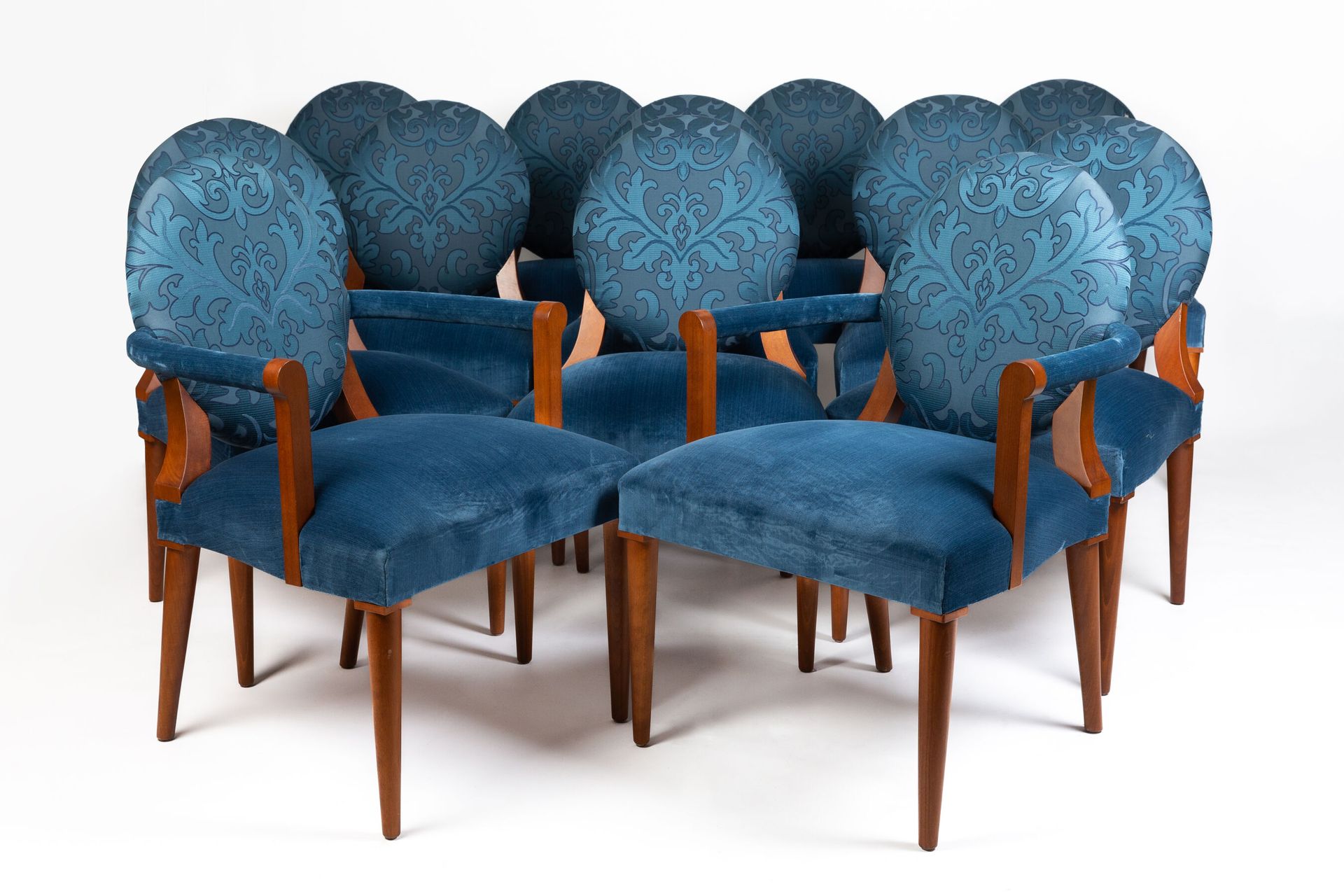 Null Suite de dix chaises et deux fauteuils à dossiers médaillons en bois teinté&hellip;