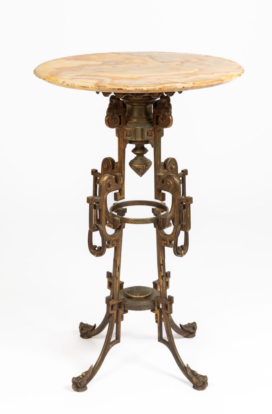 Null 欧仁-科尔努（1827-1899），前塔汉公司的工程总监。
鎏金青铜基座桌，有一个日本式的底座，顶部是阿尔及利亚的黑玛瑙。
签名刻在隔板上 "E.CO&hellip;